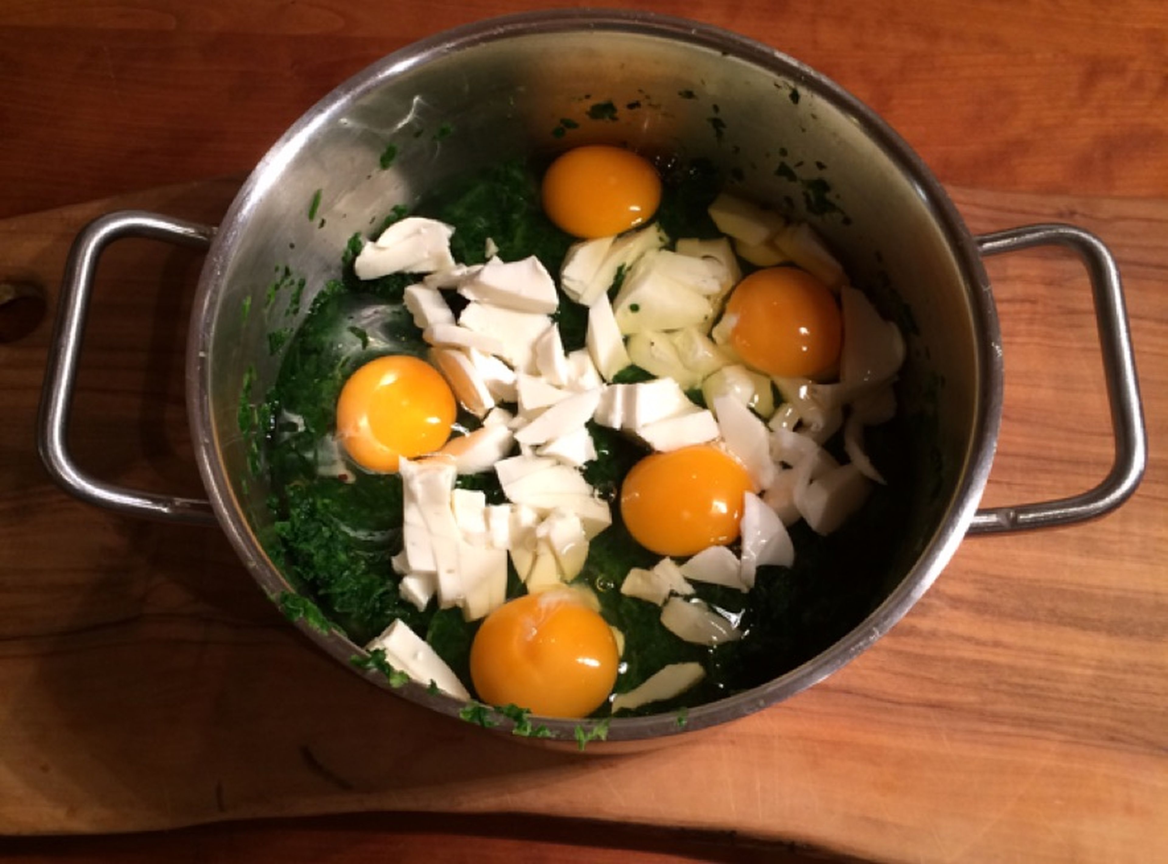 Preheat the oven to 200°C/390°F. Heat the spinach in a pot. In the meantime, finely chop the mozzarella. If the spinach is very watery, drain in a sieve. Add eggs and mozzarella to the spinach, then mix well to combine.
