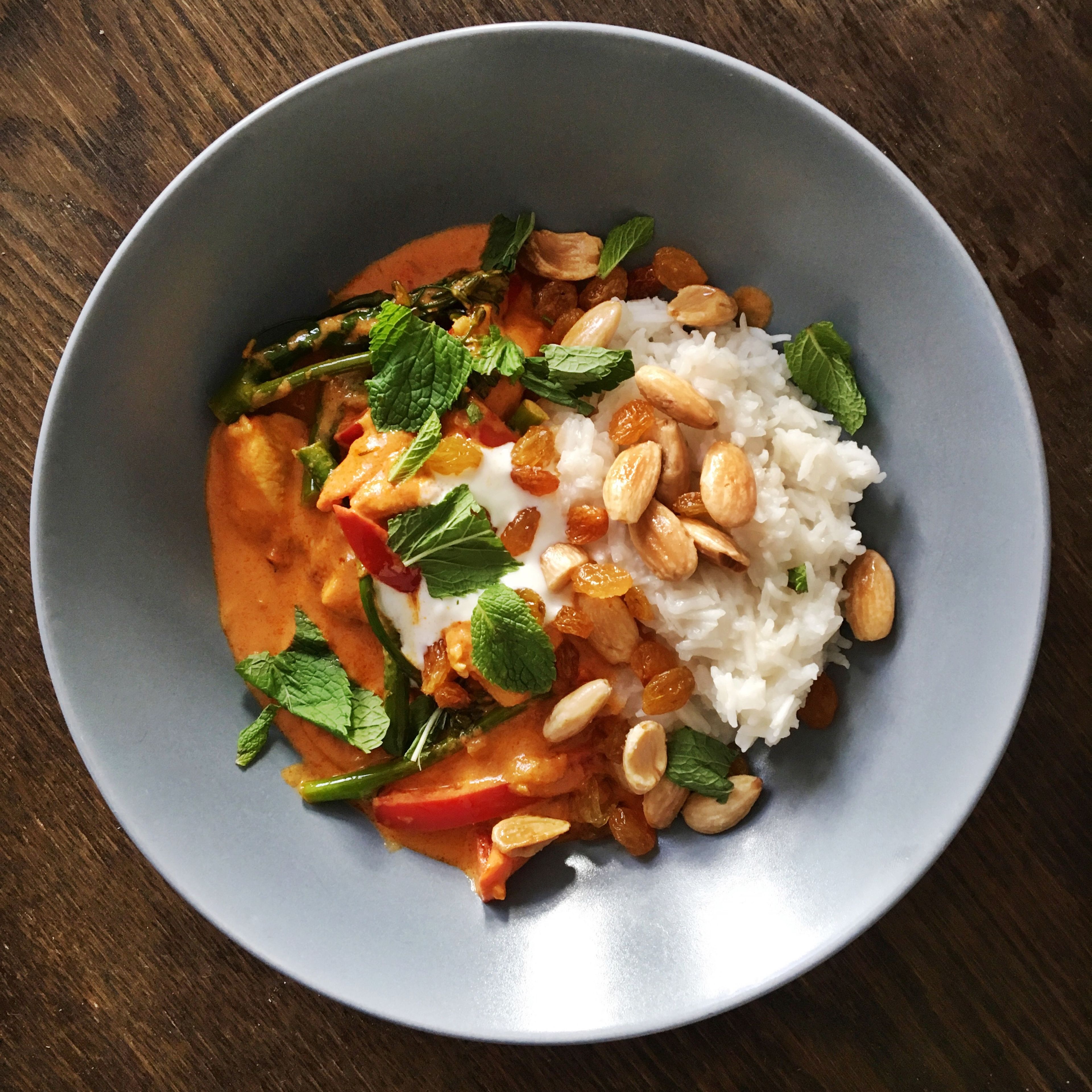 Curry mit Reis anrichten und mit Joghurt, Minze und den frittierten Mandeln und Rosinen garnieren. Guten Appetit! 👩🏼‍🍳 (Als Beilage empfehle ich frittiertes Papadam Brot.)