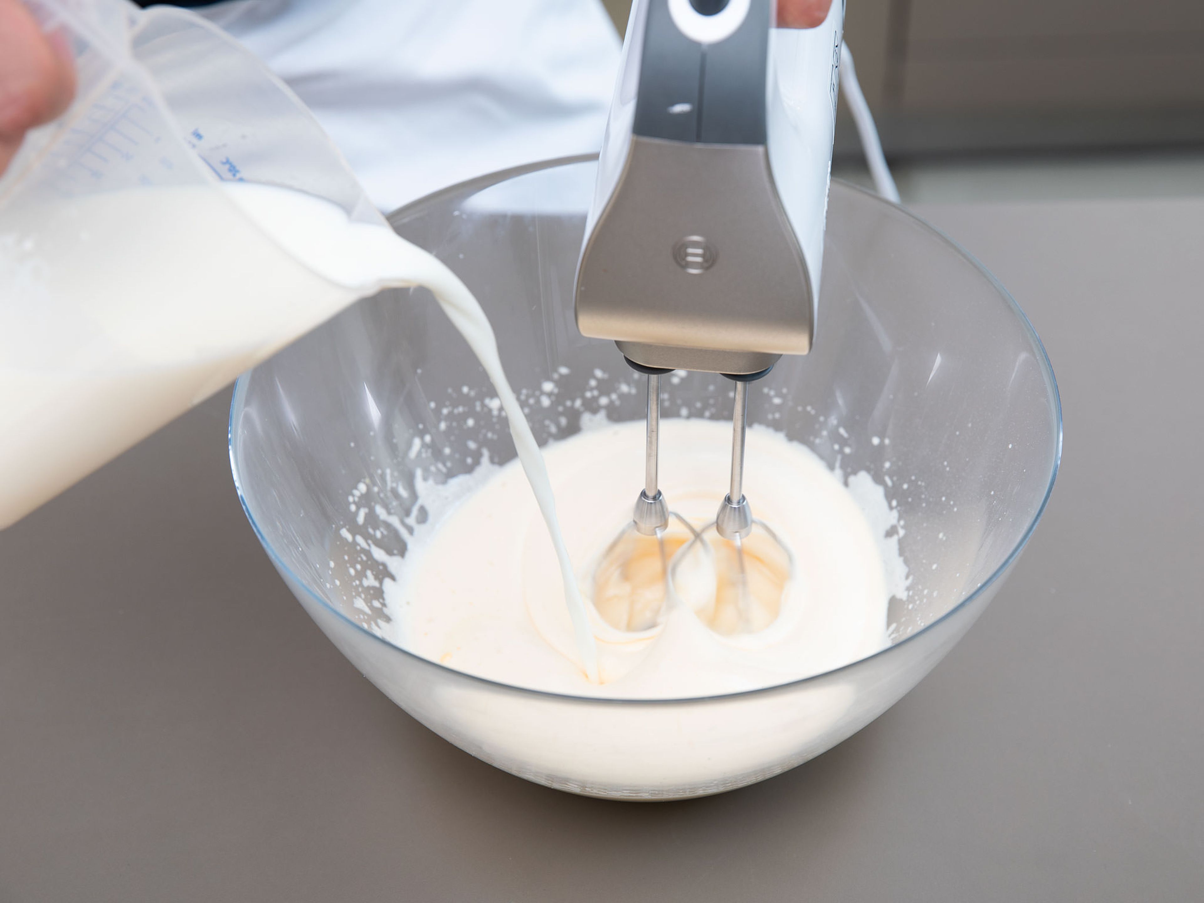 Add eggs to a bowl and mix until frothy. Add sugar and mix for approx. 1 min. Add milk and mix. Add flour and mix on highest level on hand mixer. Mix baking soda and vinegar, add to dough, and mix to combine. The dough should now be thick and smooth in consistency.