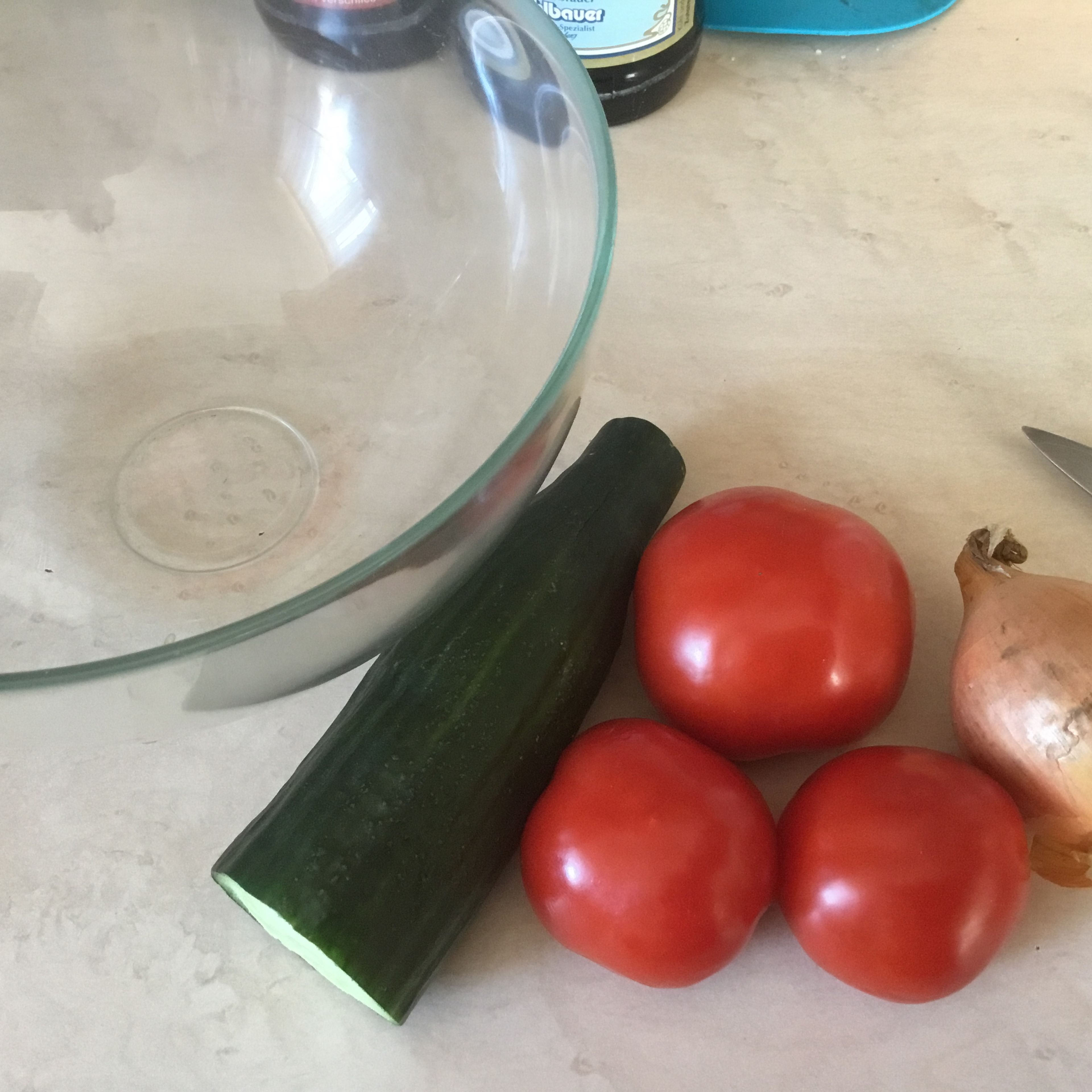 Gurke und Zwiebel schälen, Tomaten waschen und...