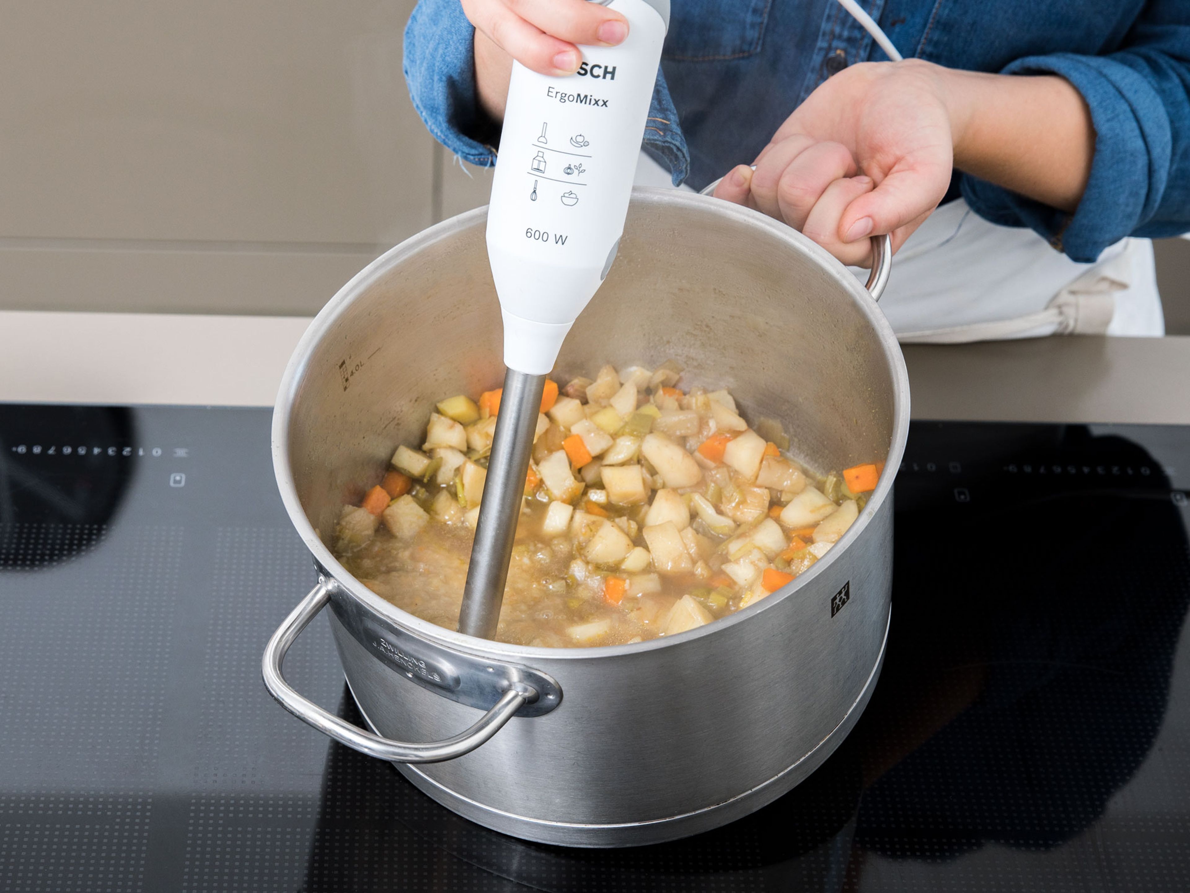 Die Suppe glatt pürieren und mit Salz und Pfeffer abschmecken. Sojasahne unterrühren und die Suppe erneut aufkochen lassen. Suppe mit gerösteten Pinien- und Kürbiskernen, sowie knusprigen Brotwürfeln und klein geschnittenem Schnittlauch servieren. Mit etwas Olivenöl beträufeln und genießen!