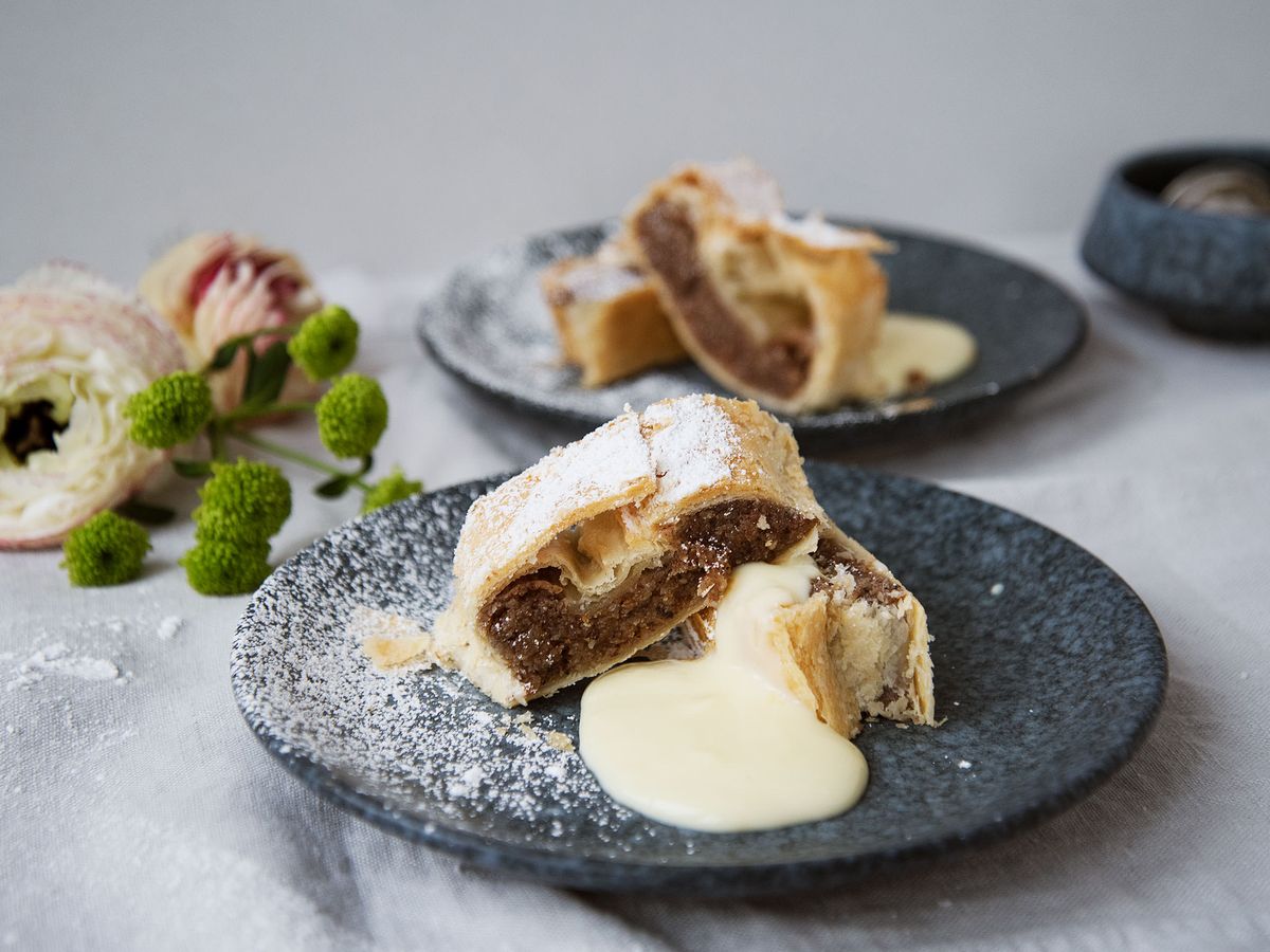 Quick nut strudel with warm vanilla sauce | Recipe | Kitchen Stories