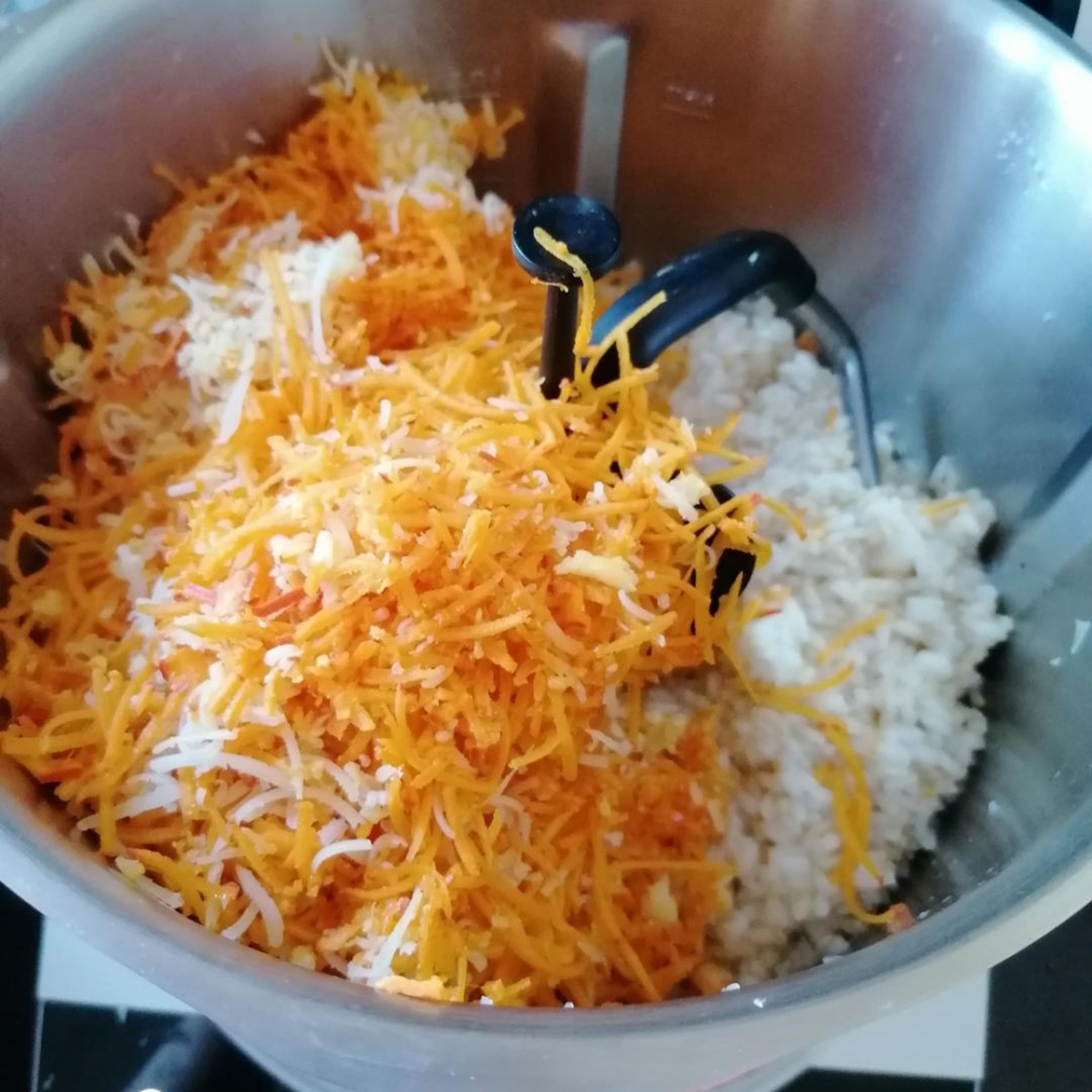 Geriebenen Käse + Kürbis zugeben und auf Stufe 2 bei 95°C weitere 10 Min. rühren lassen. Sollte euch der Kürbis noch zu "hart" sein, einfach noch ein paar Minuten im warmen Topf ruhen lassen.