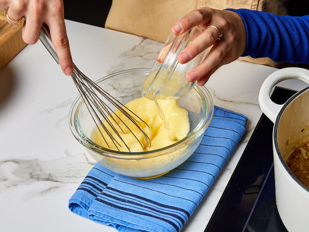 Avgolemono mit Orzo und Feta (Griechische Zitronen-Ei-Suppe) | Rezept ...