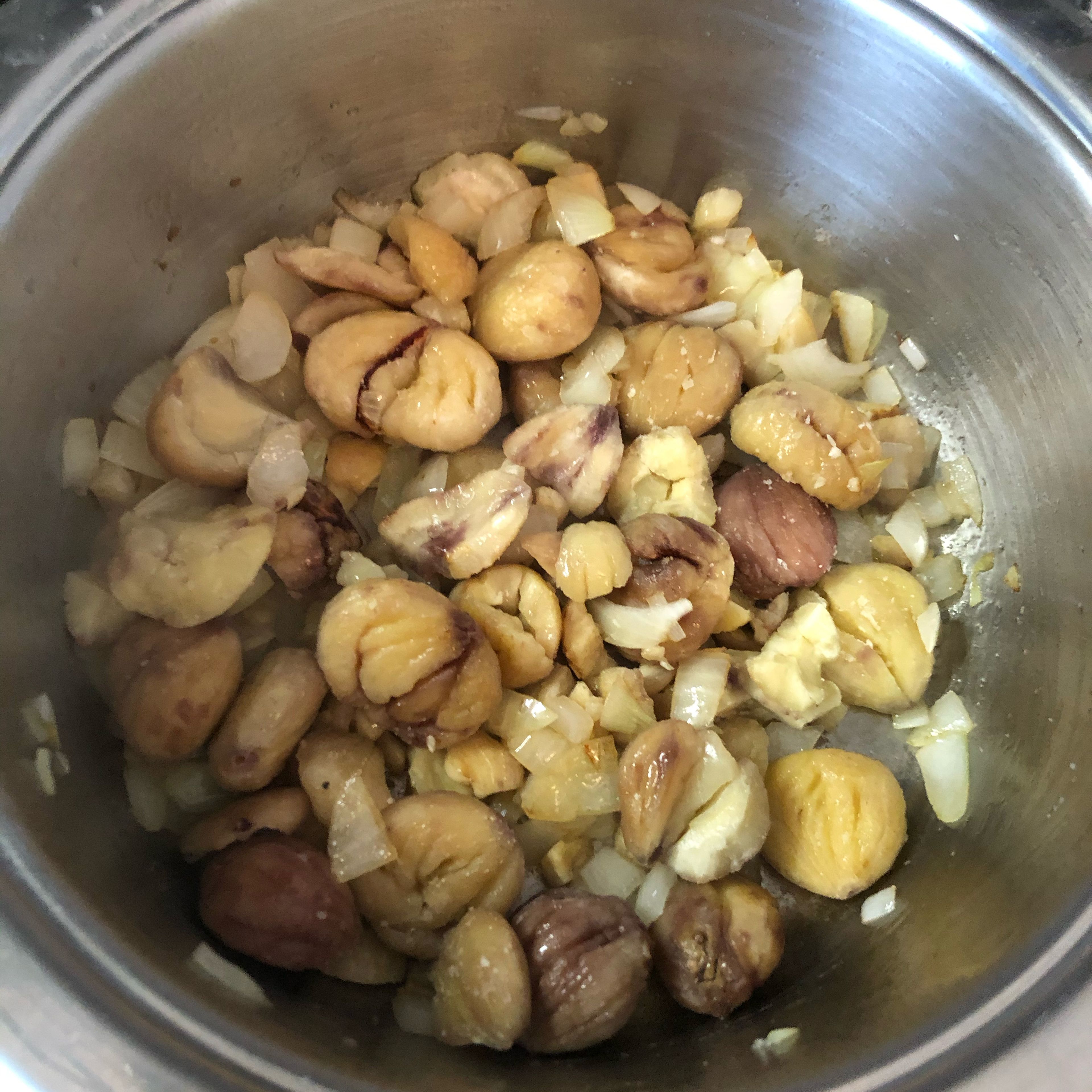 Zwiebel in Öl anschwitzen. Maroni dazugeben und 2 Minuten anrösten. Kartoffel (grob geschnitten) hinzufügen und mit der Gemüsebrühe aufgießen.