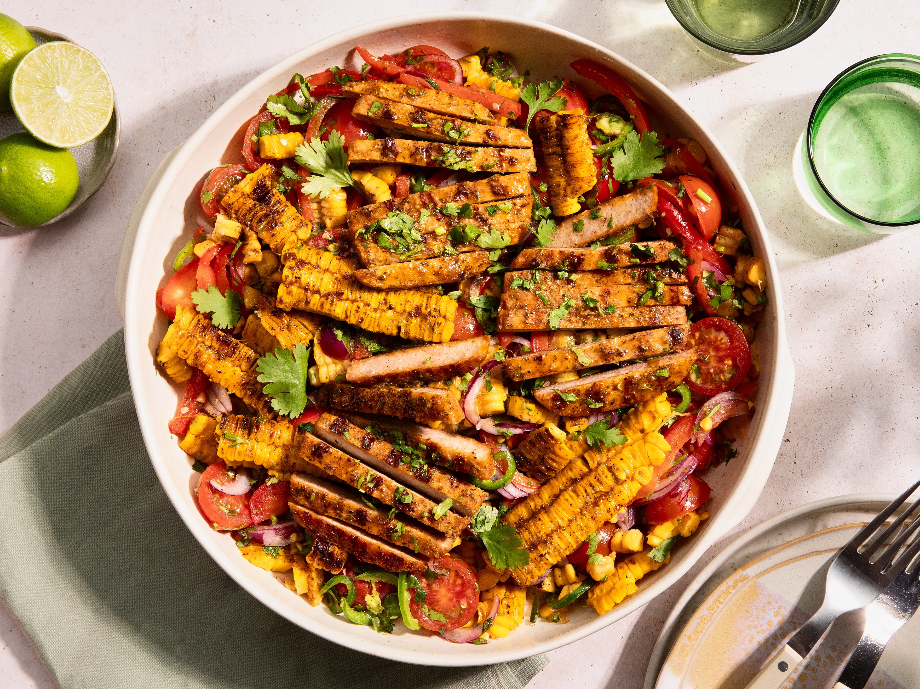 Veganer BBQ-Steak-Salat mit gegrilltem Mais