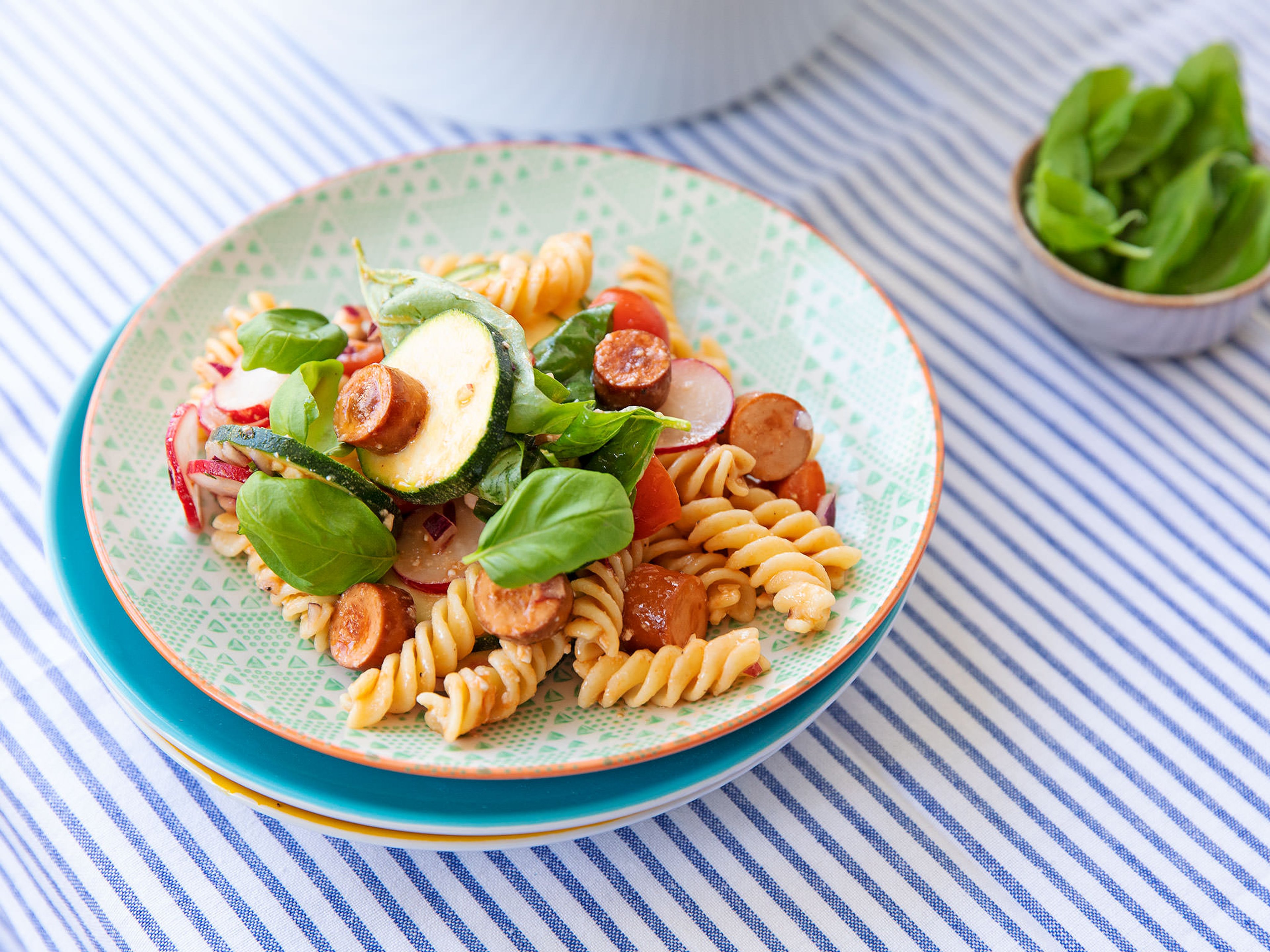 Sommer-Nudelsalat mit Fetakäse und vegetarischen Würstchen