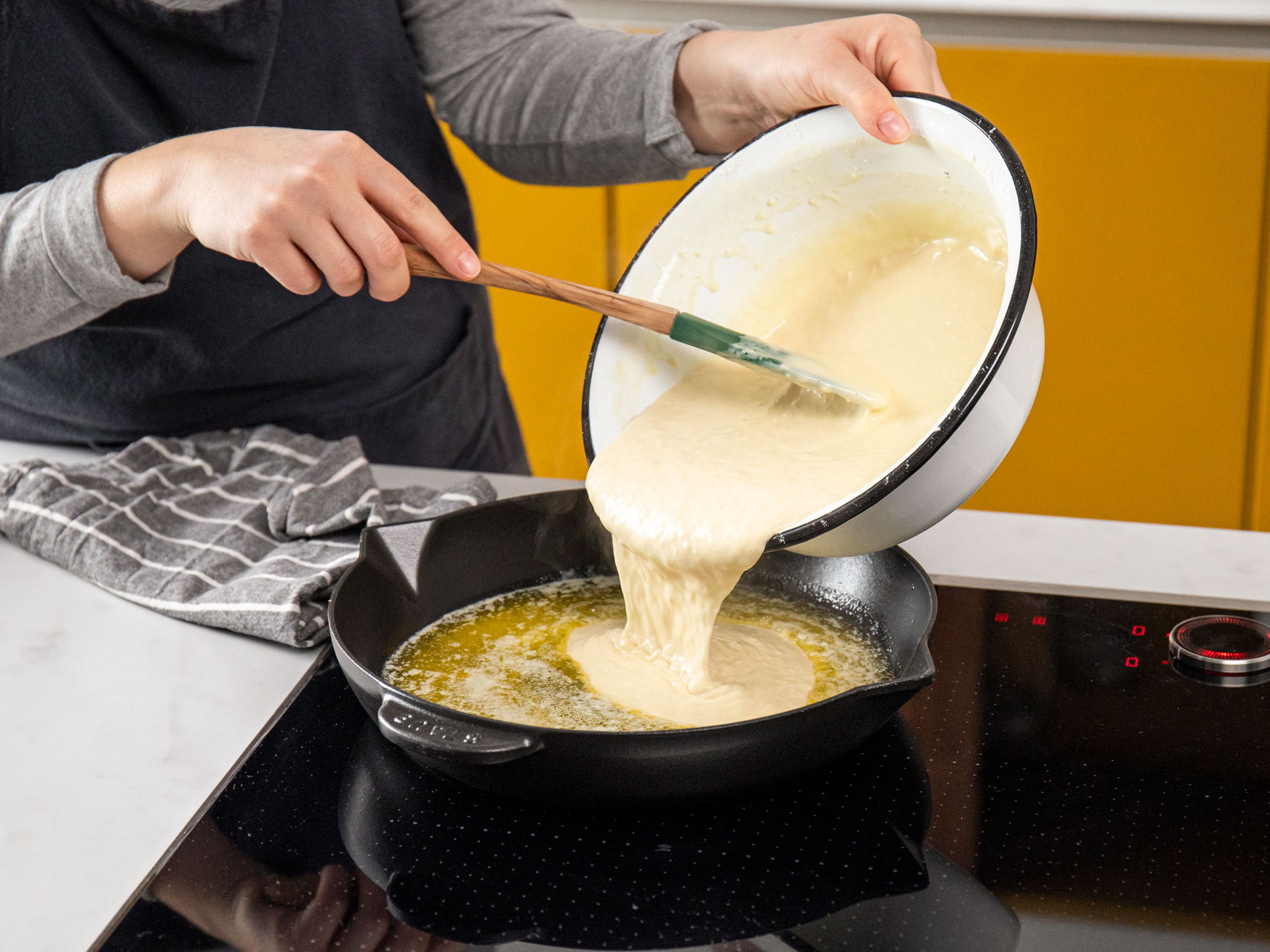 Butter in eine gusseiserne Pfanne geben und für ca. 5 Min. im vorgeheizten Backofen schmelzen. Die heiße Pfanne vorsichtig aus dem Backofen nehmen und den Teig vorsichtig hineingeben. Die Pfanne zurück in den Backofen stellen und den Teig für ca. 20 Min. backen, bis der Pancake goldbraun und fluffig aussieht. Der Teig sollte zu dem Zeitpunkt gleichmäßig an den Rändern hochgekommen sein.
