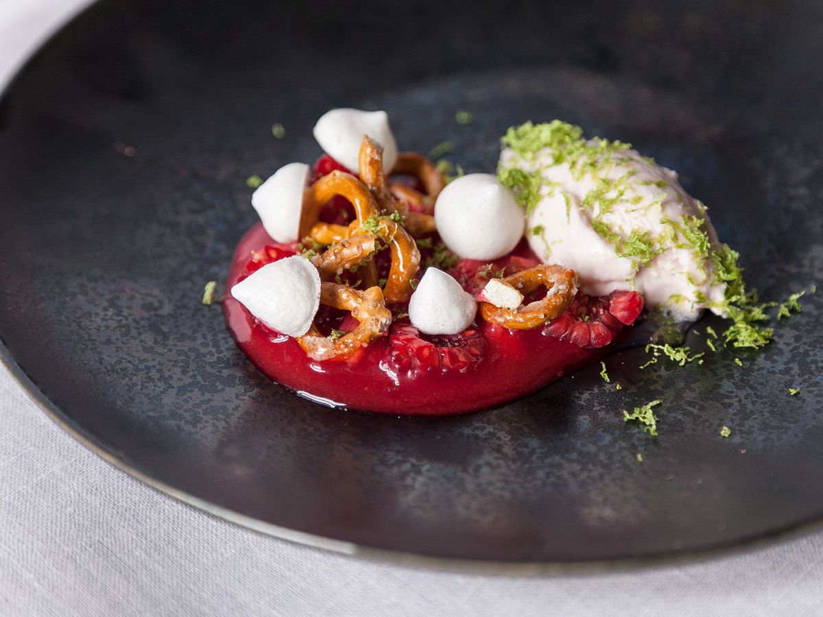 Mascarpone cream with rhubarb and raspberries | Recipe | Kitchen Stories