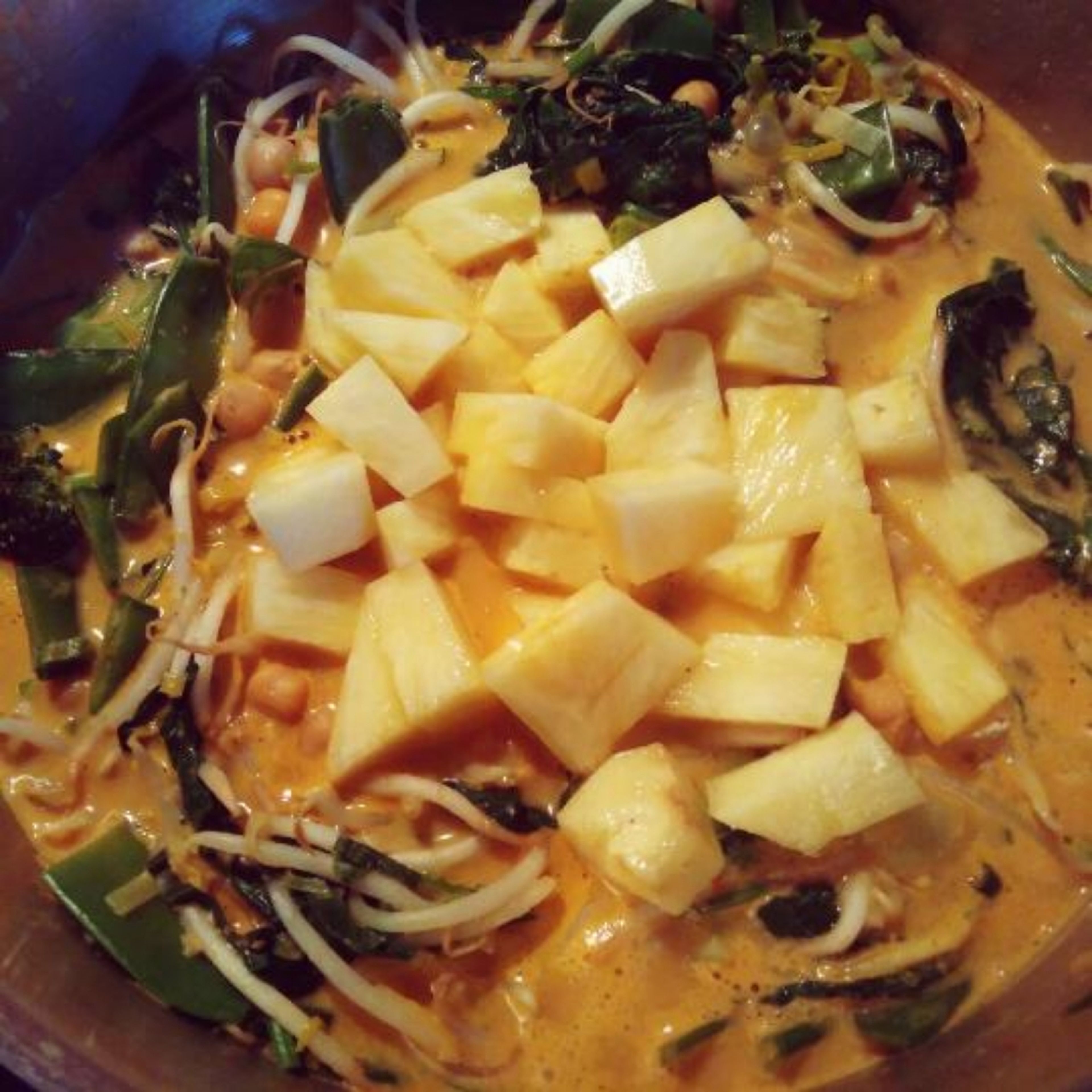 Nun Spinat, Kokosmilch und Kichererbsen mit hinzufügen. Nach weiteren 5 Minuten Ananas und Fleisch in den Topf geben und 2 Minuten garziehen. Stärke mit etwas Wasser verrühren und unter das köchelnde Curry rühren.