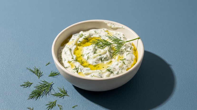 Veganer Tzatziki: So gelingt der cremige Dip ganz ohne Milchprodukte