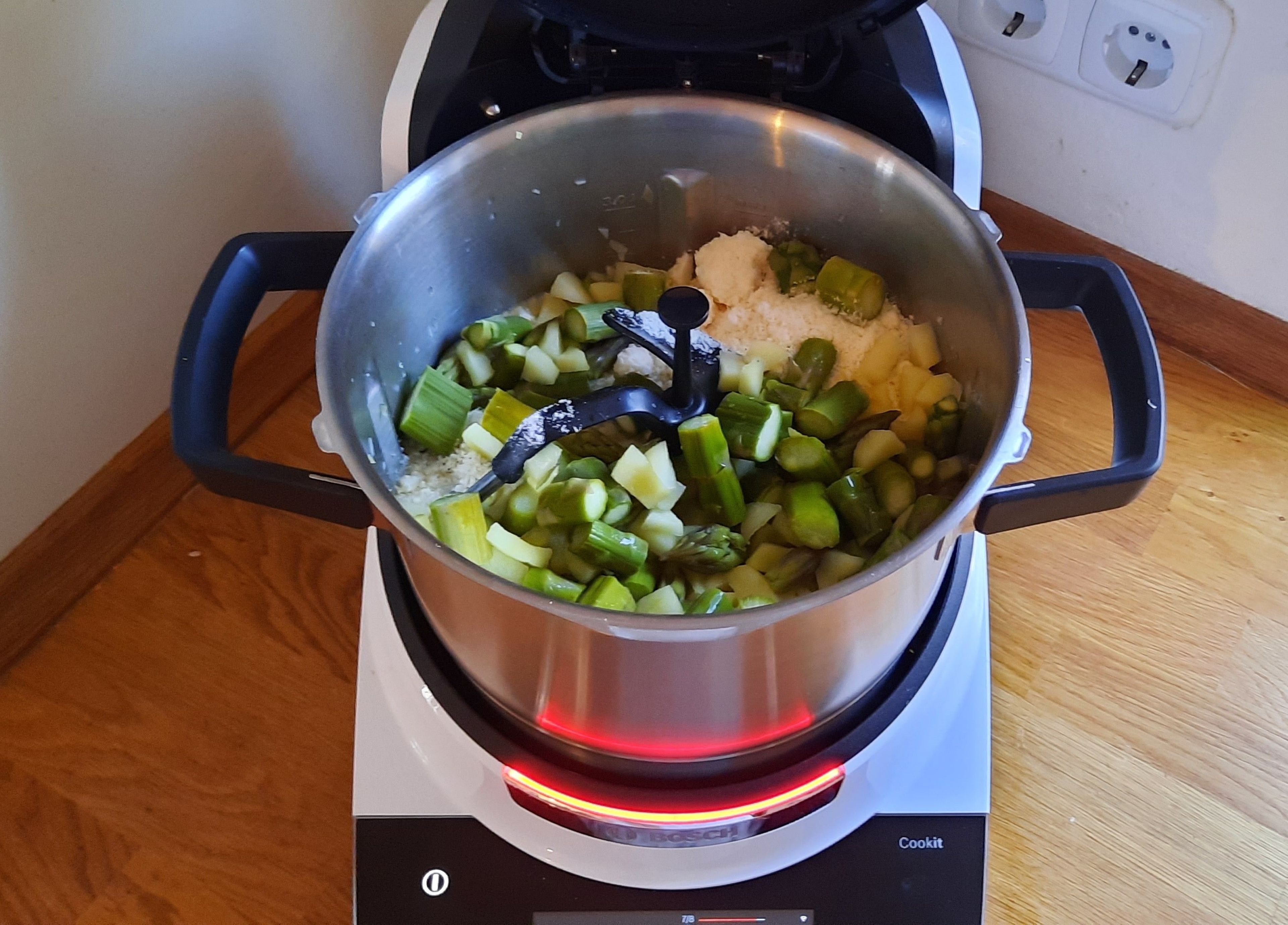 Den Deckel öffnen, das Gemüse und den geriebenen Gran Padano dazugeben, salzen und pfeffern. Alles nochmals verrühren (3D-Rührer I Stufe 3 I 90°C I 5 Min.).