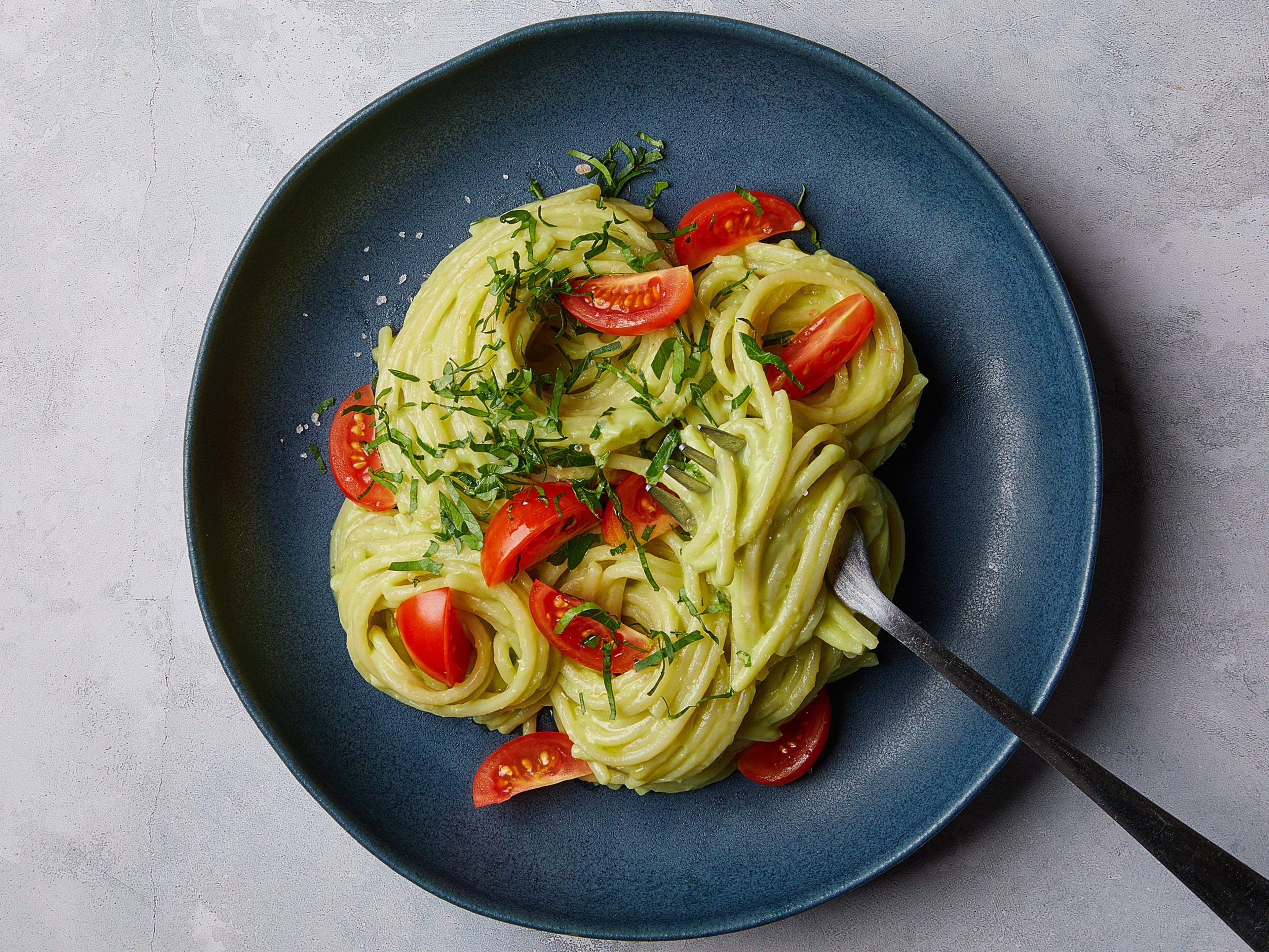 Spaghetti with avocado pesto and tomatoes