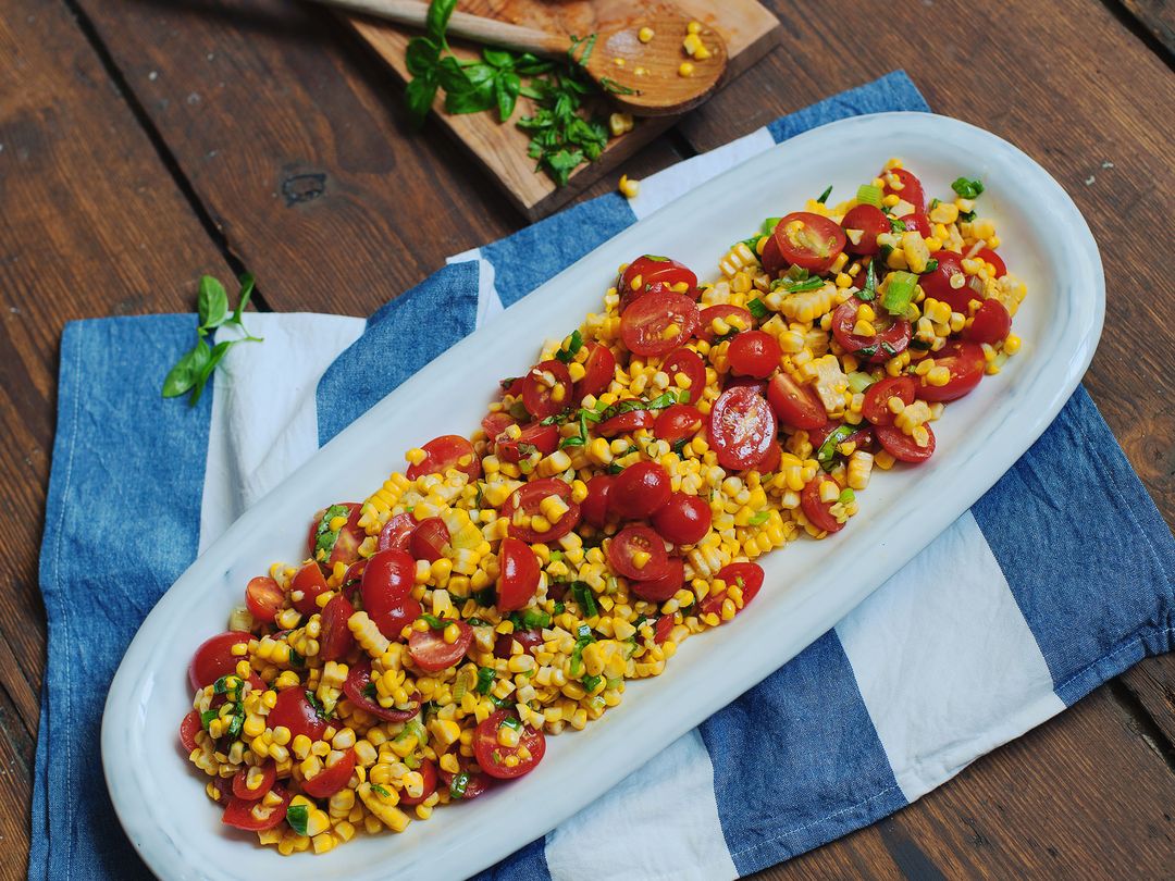 Grilled corn and tomato salad