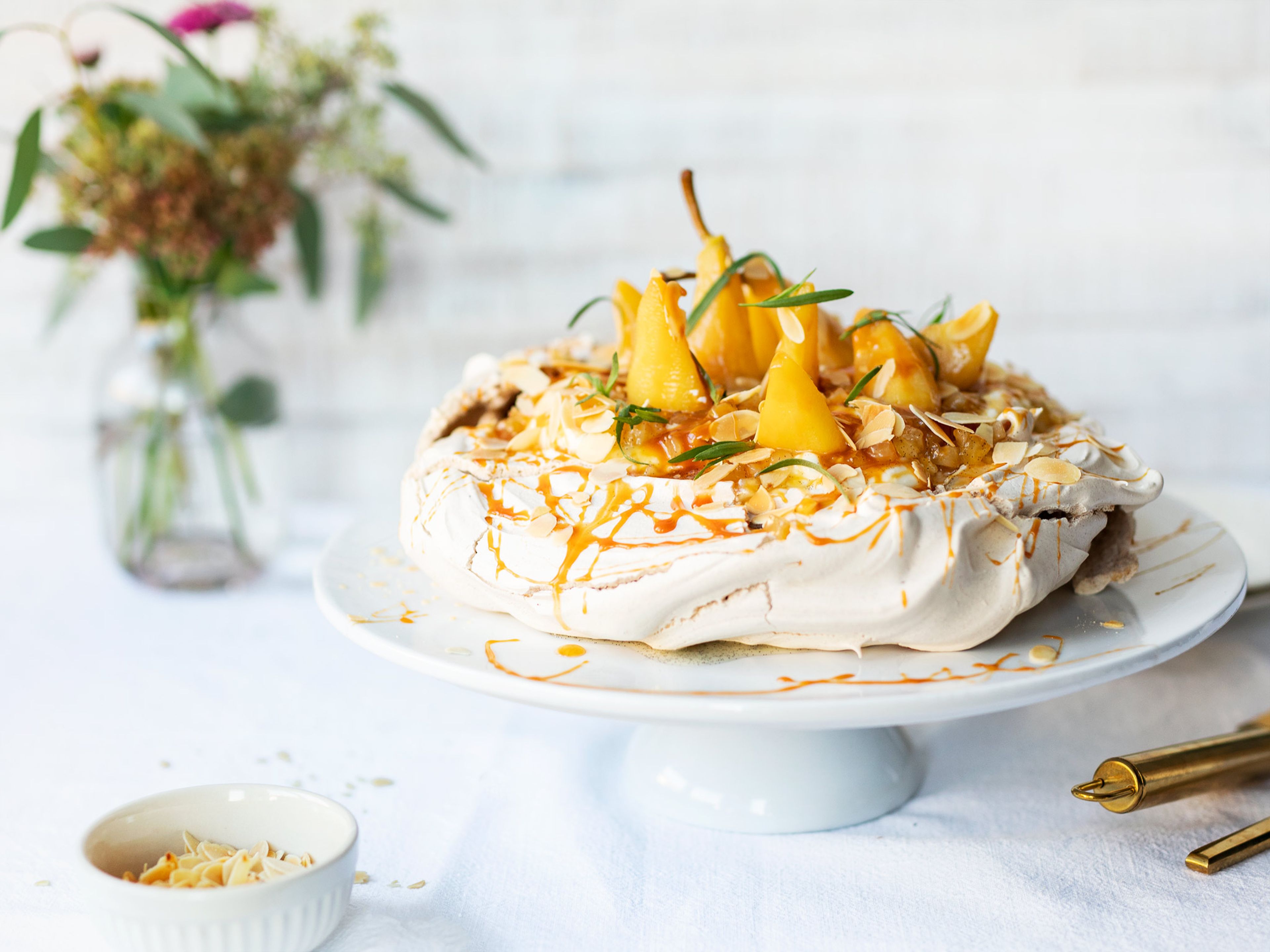 Zimt-Pavlova mit Apfel-Birnen-Kompott und Mascarpone