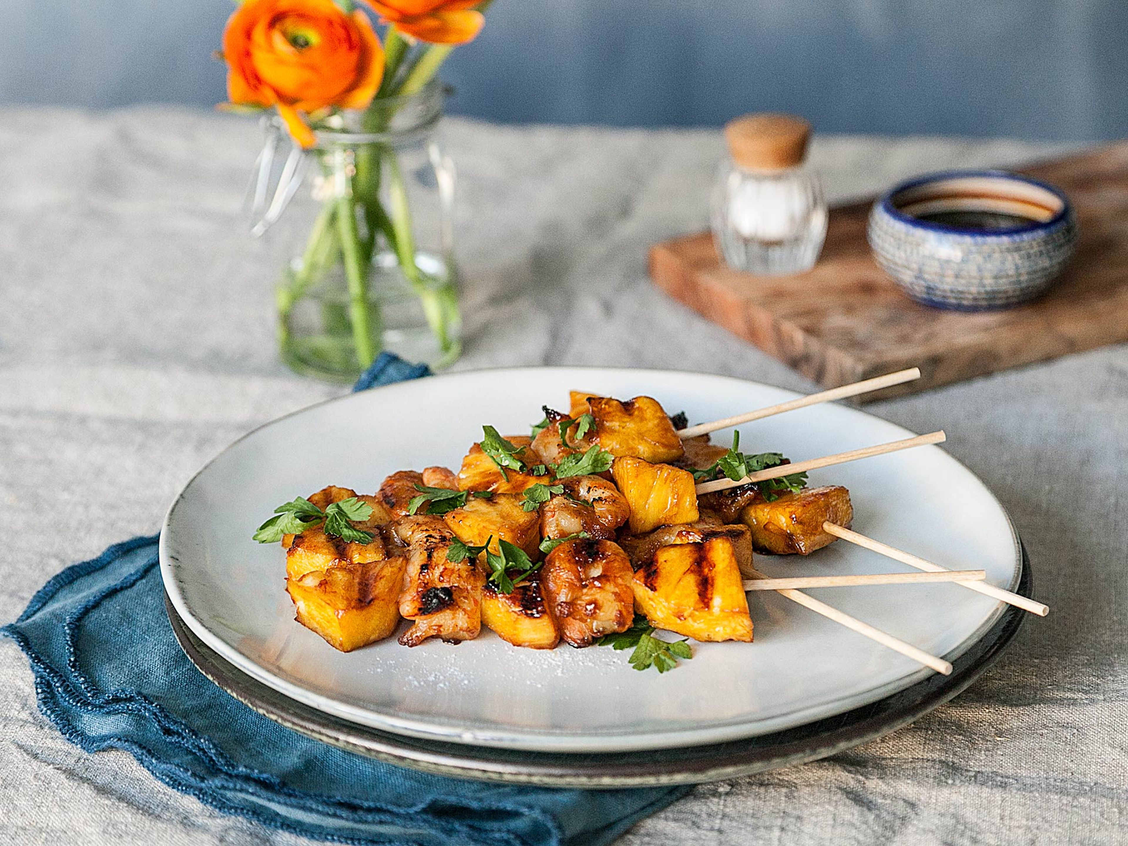 Ananas-Garnelen-Spieße mit Honig-Knoblauch-Glasur