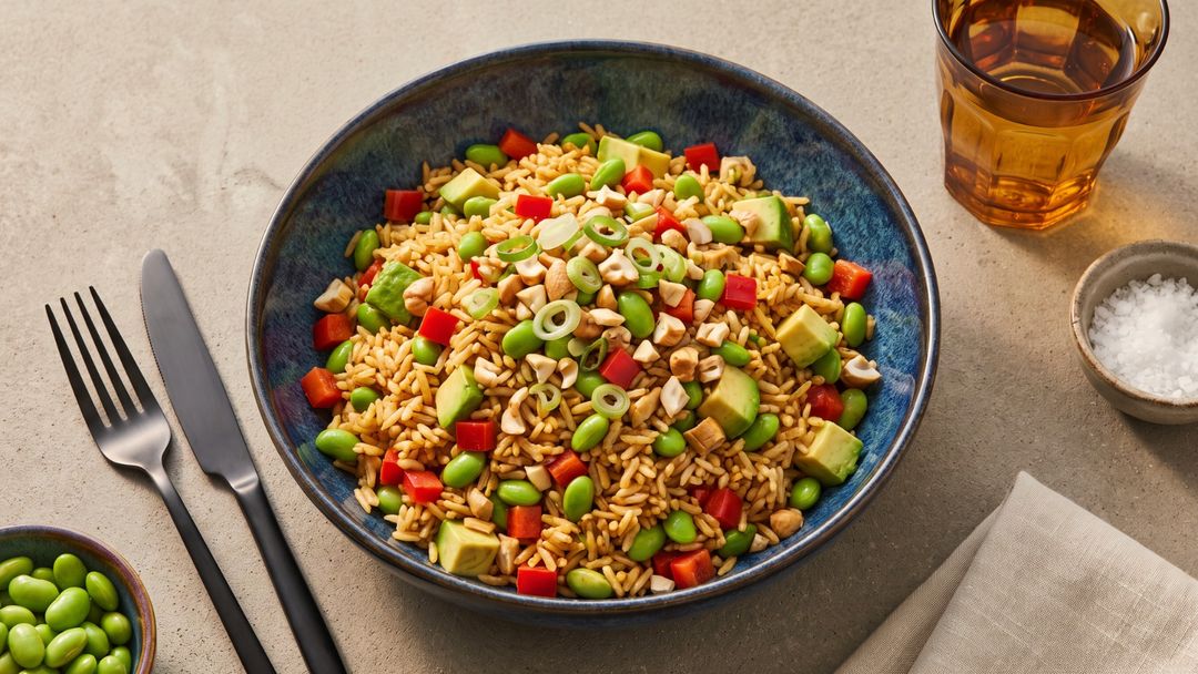 Knuspriger Reissalat mit Edamame: das perfekte Upgrade für Reis vom Vortag