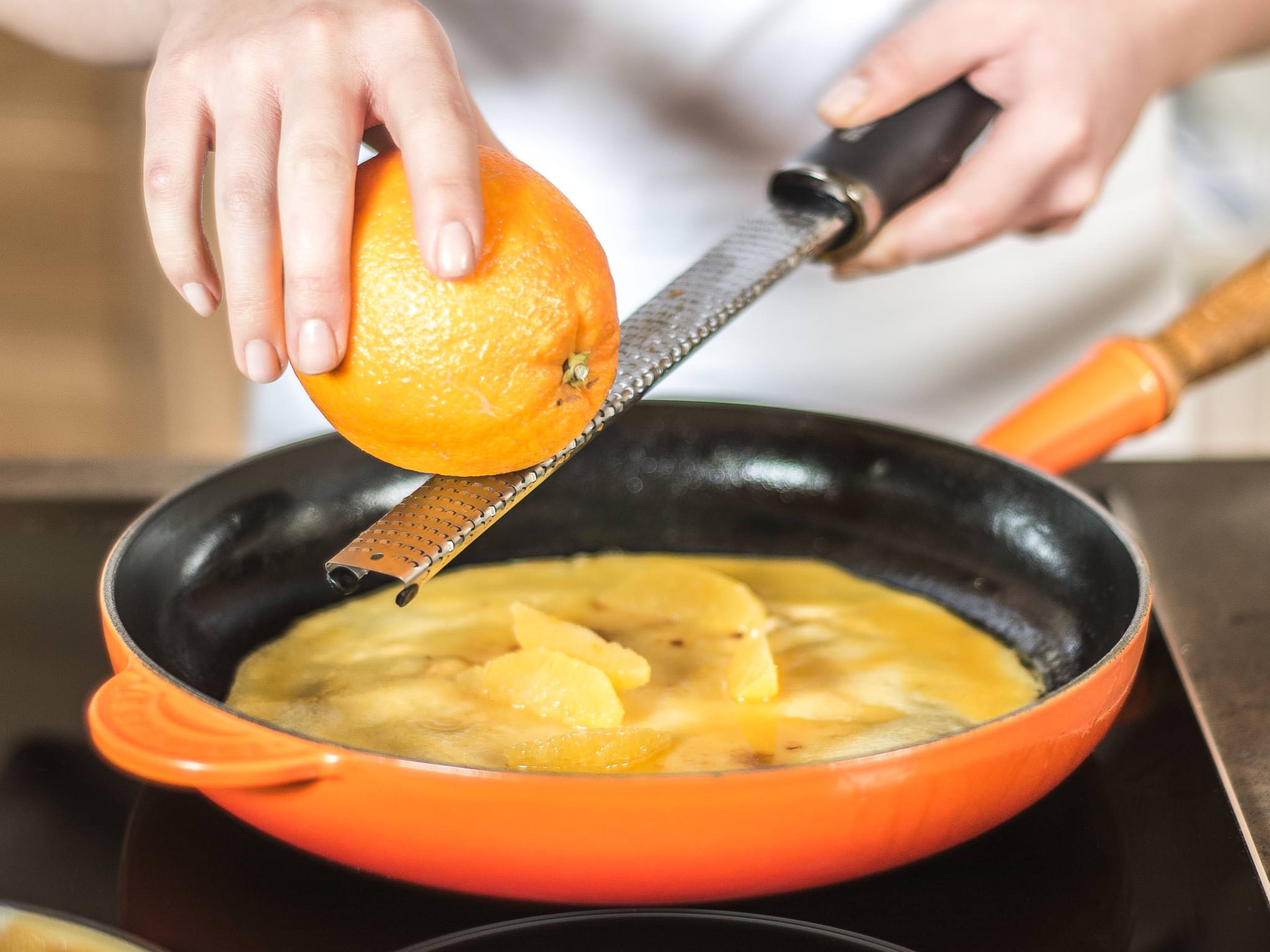Die fertig gebackenen Crêpes mit der Orangensoße warm machen. Die Orangenfilets sowie den Abrieb der Orangen hinzugeben, nach Belieben falten und warm servieren.