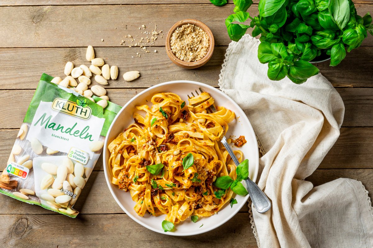 Tagliatelle mit veganem Pesto rosso | Rezept | Kitchen Stories