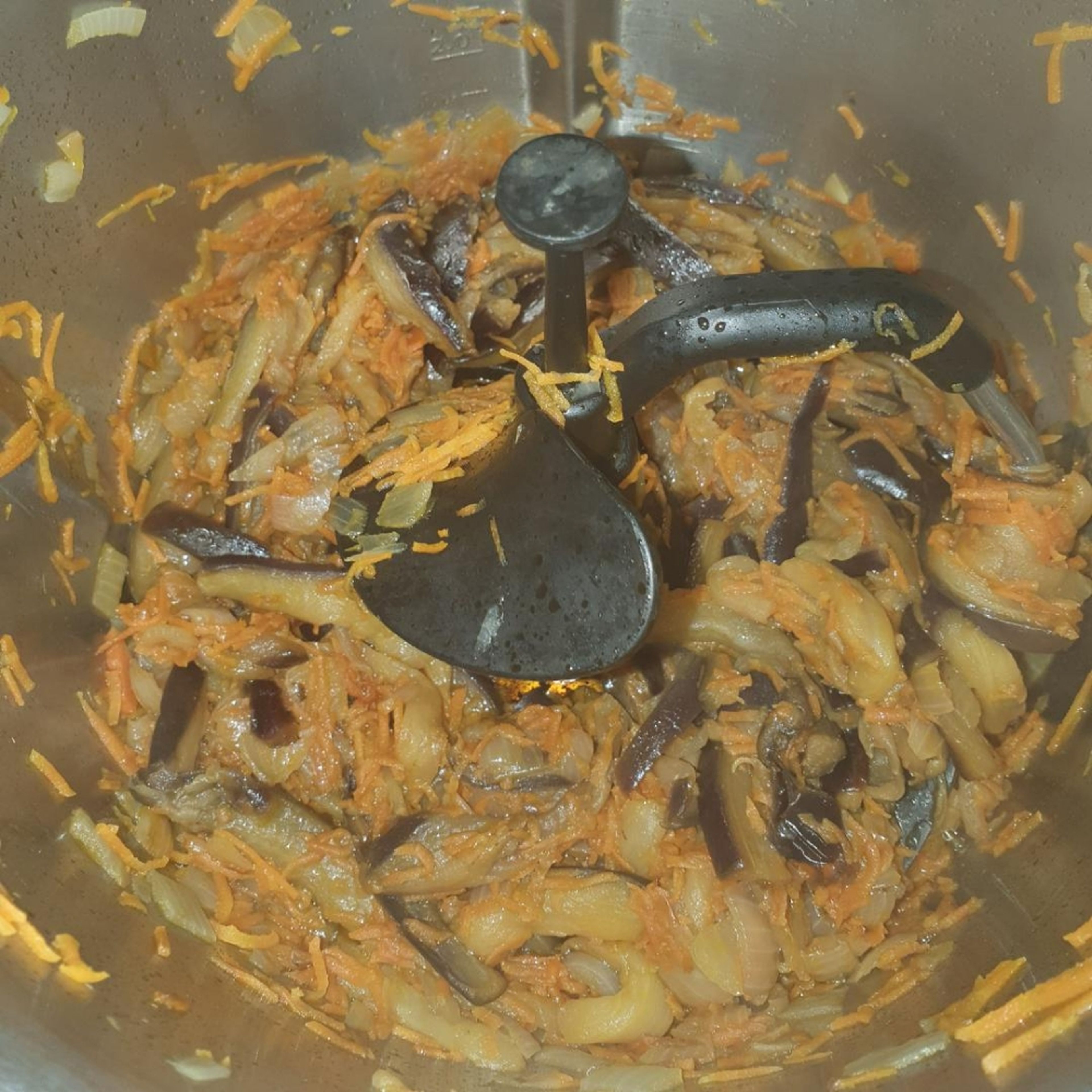 Paprika halbieren und in dünne Streifen schneiden. In eine Schüssel tun. Automatikprogramm: Anbraten: Gemüse anbraten. Cookit 3D-Rührer einsetzen. Öl teintun und erhitzen. Zwiebeln grob würfeln. Wenn das Öl erhitzt ist, die Zwiebeln, Karotten und ausgedrückte Auberginen reintun anbraten. Zwischendurch mit dem Spatel verrühren. Nach ca 10 Min ist es fertig.