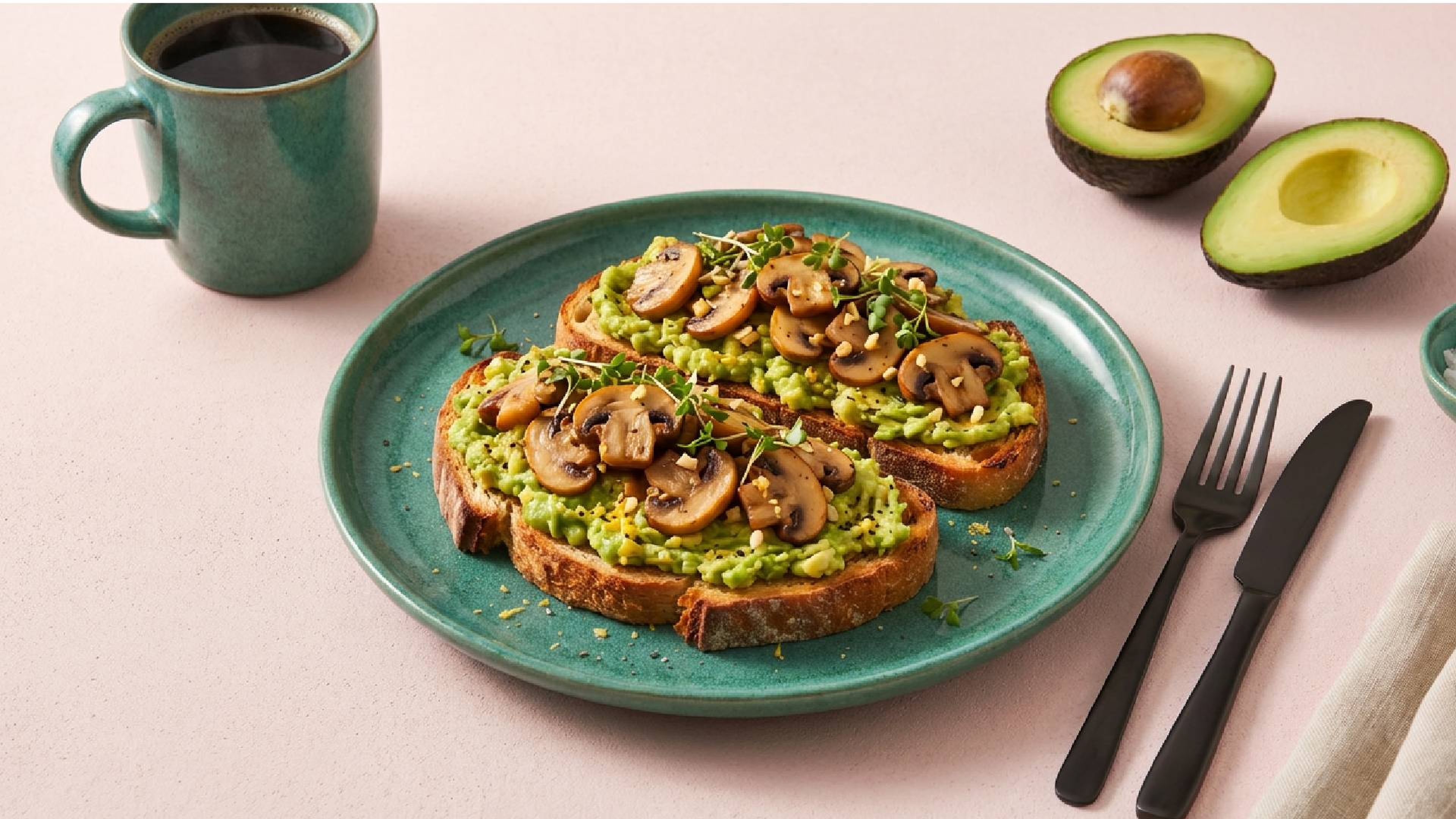 Knuspriger Avocado-Toast mit gegrillten Champignons