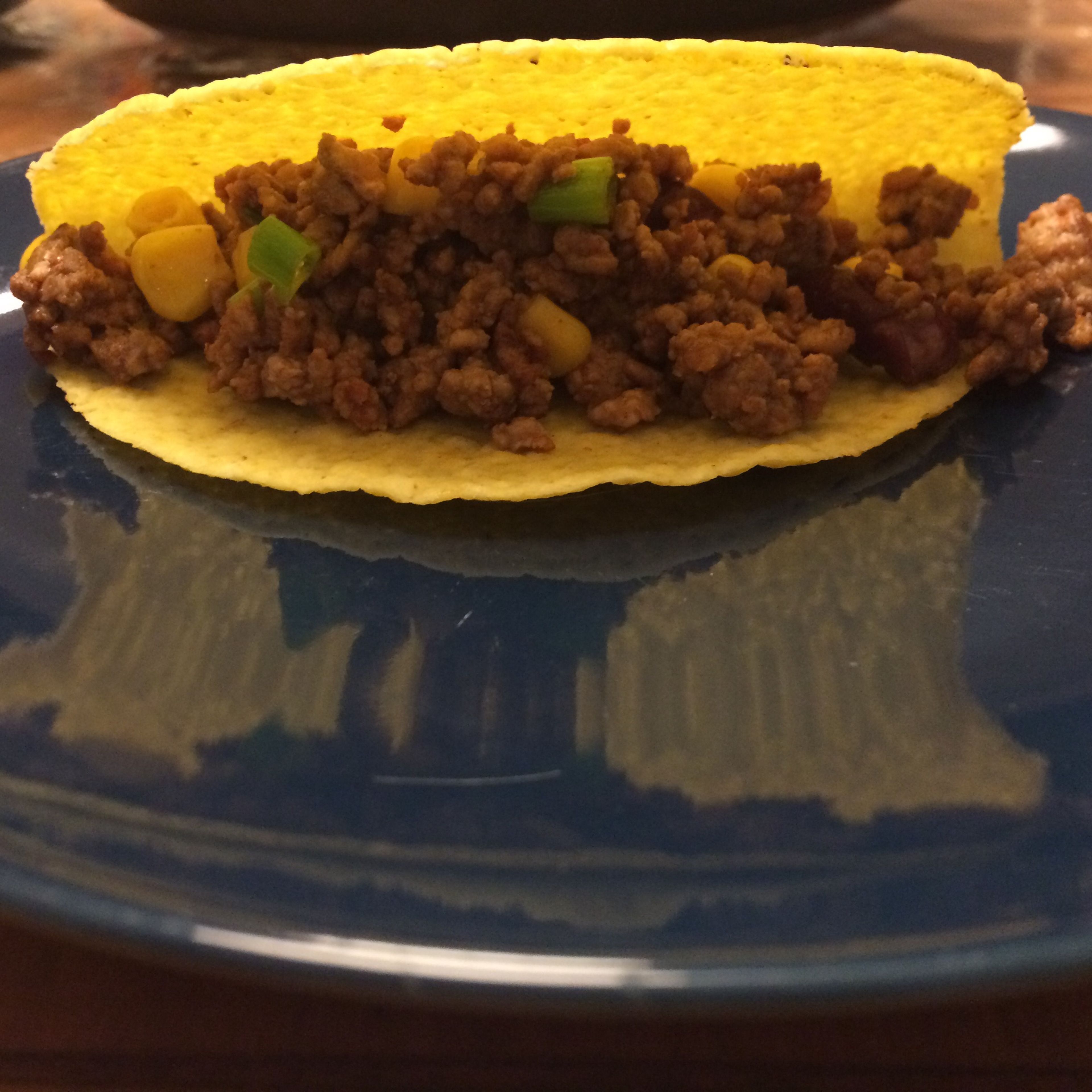 Jetzt kann man das nun gemischte Hackfleisch in die Taco Schalen machen. Bon Appetit!