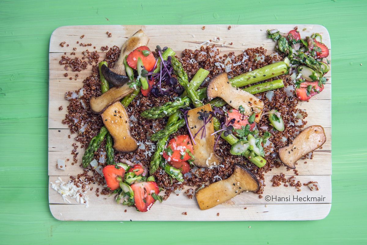 Quinoa salad with king oyster mushrooms, asparagus, and strawberries | Recipe | Kitchen Stories