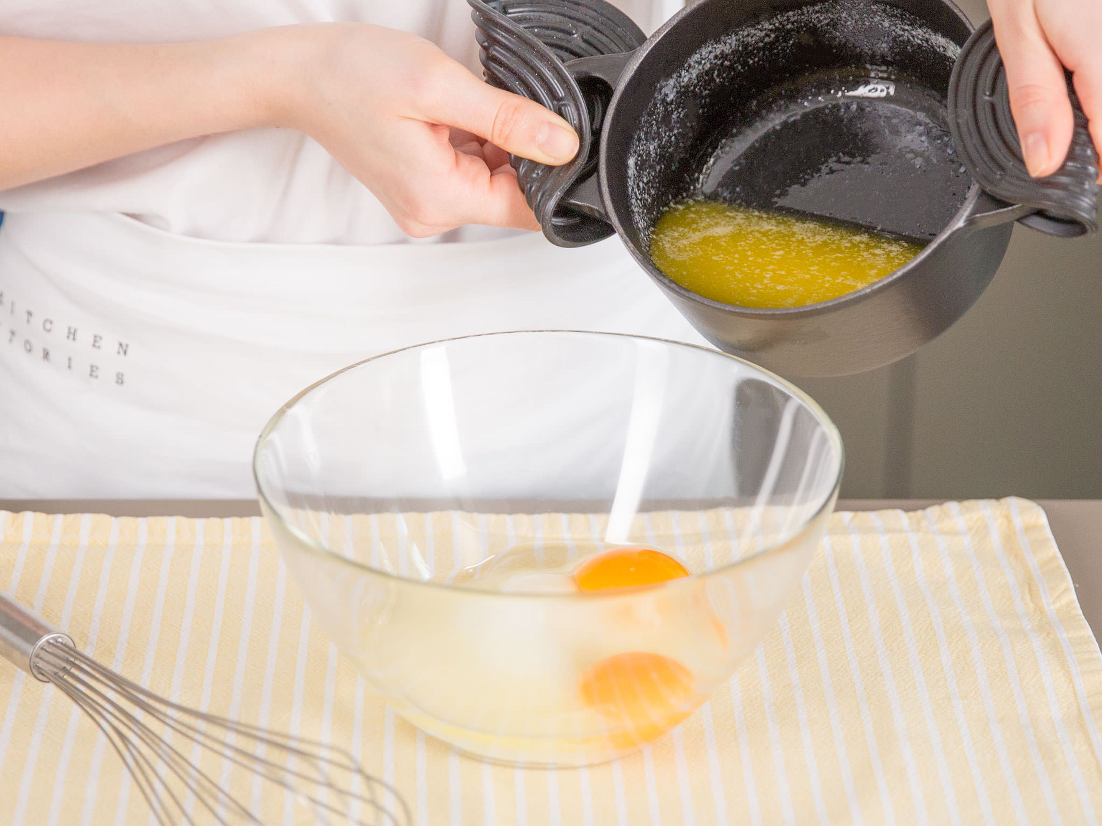 Butter in einem kleinen Topf bei mittlerer Hitze zerlassen. In einer gesonderten Schüssel Zucker, Eier, Vanilleschoten und zerlassene Butter vermengen.