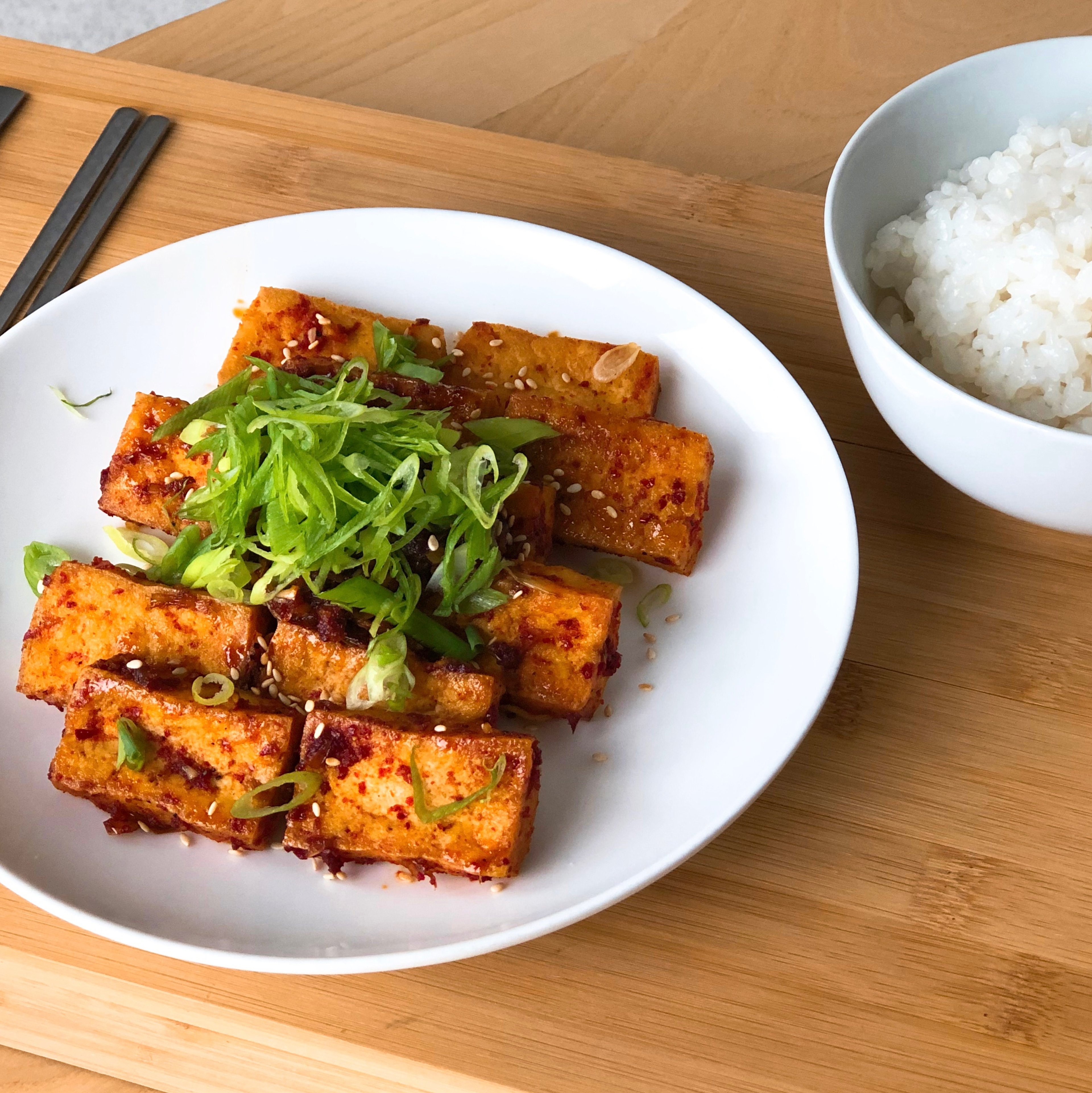 Geschmorter Tofu in scharf-süßer Soße (두부조림)