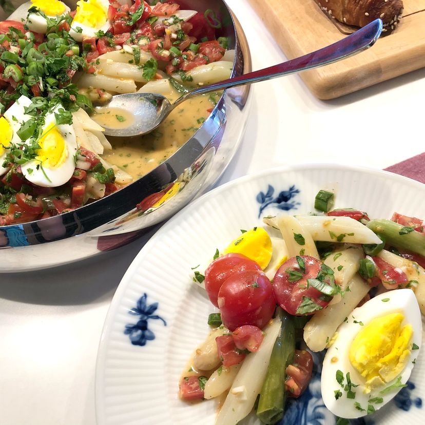Lauwarmer Spargel mit Tomatenvinaigrette mit dem Cookit