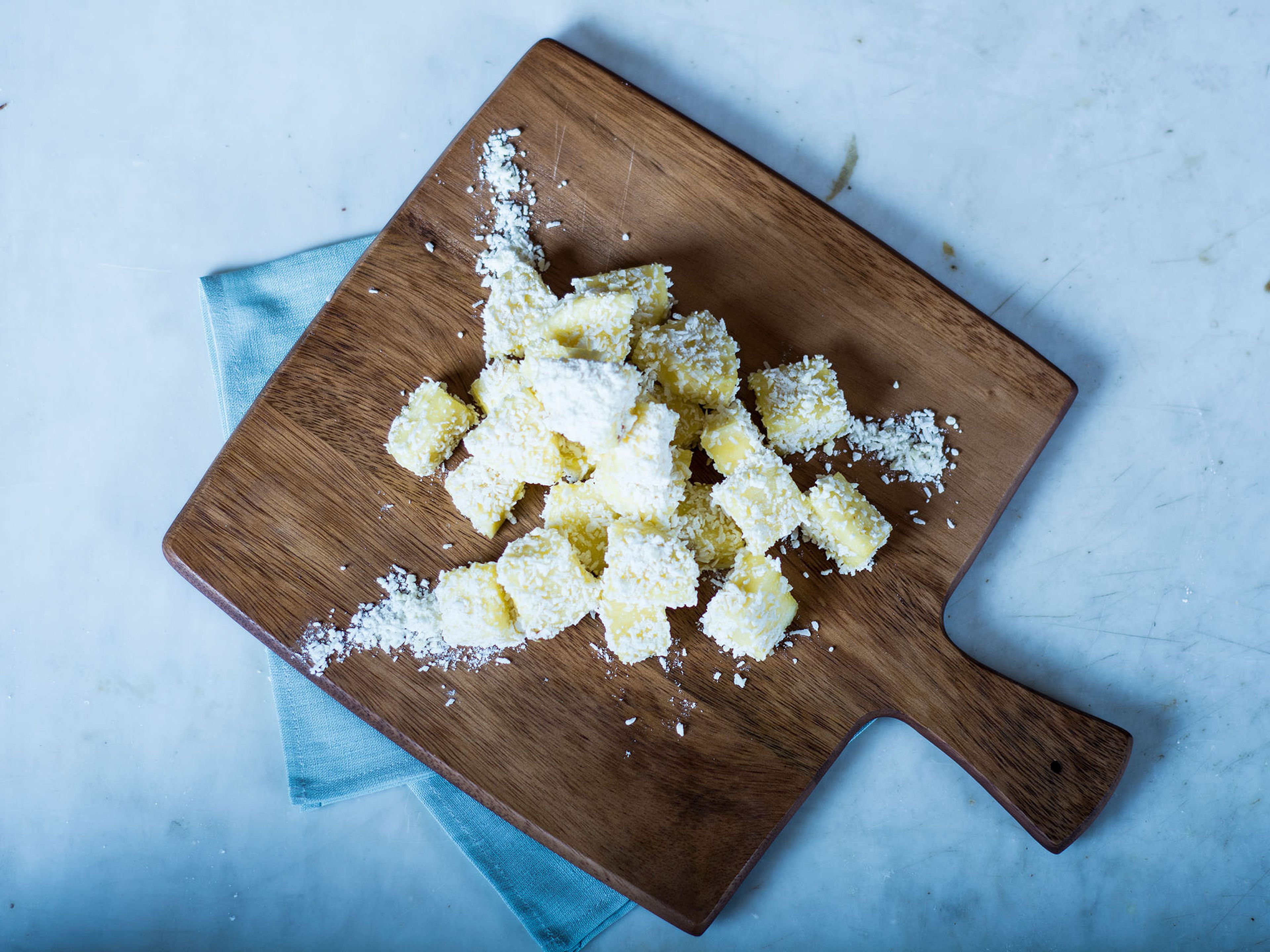 Ananas in weißer Schokolade und Baiser