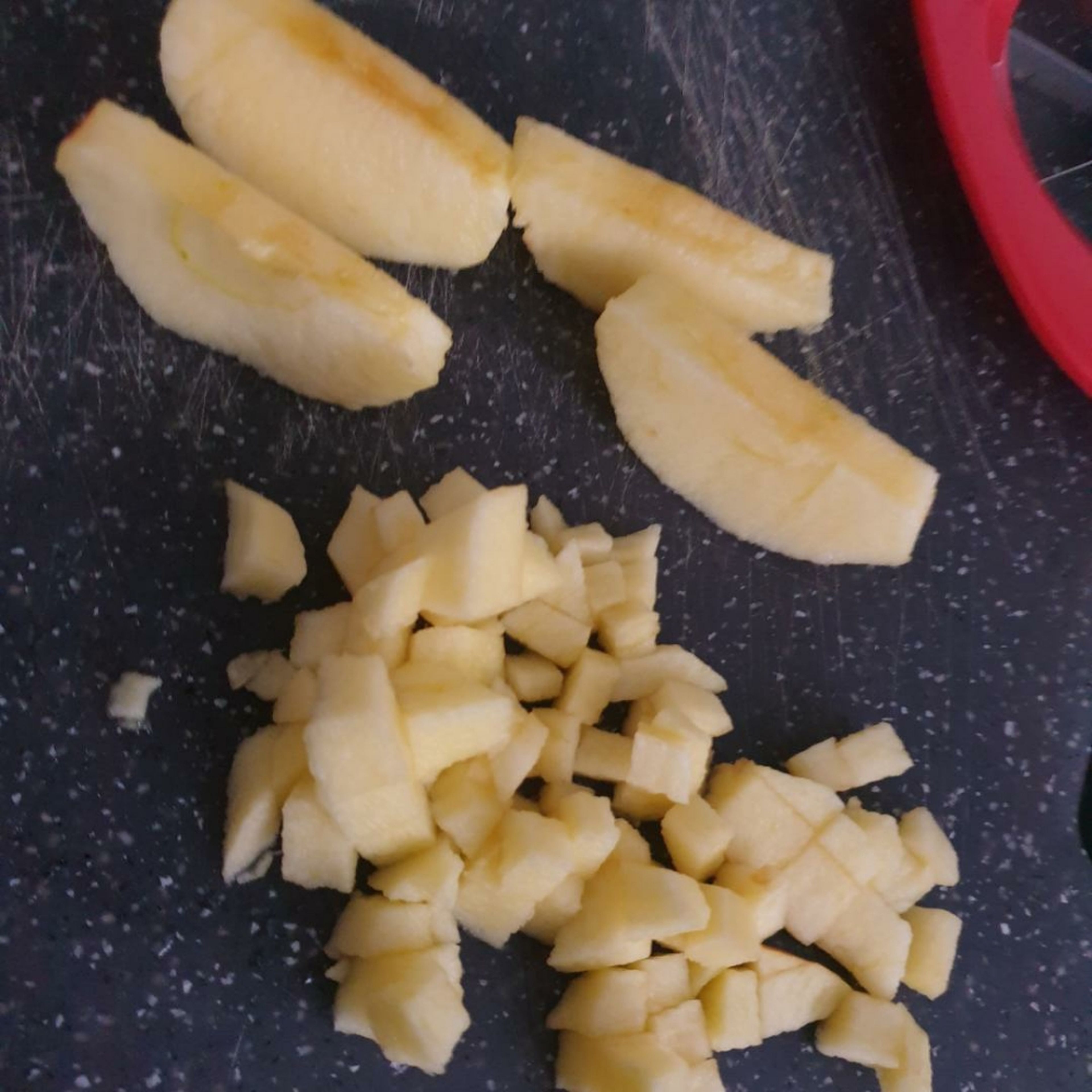 Aufgetauten Blätterteig in 12 kleine Vierecke schneiden, die Äpfel schälen und in kleine Stücke schneiden. Den Ofen auf 180 Grad (Ober- und Unterhitze) vorheizen.