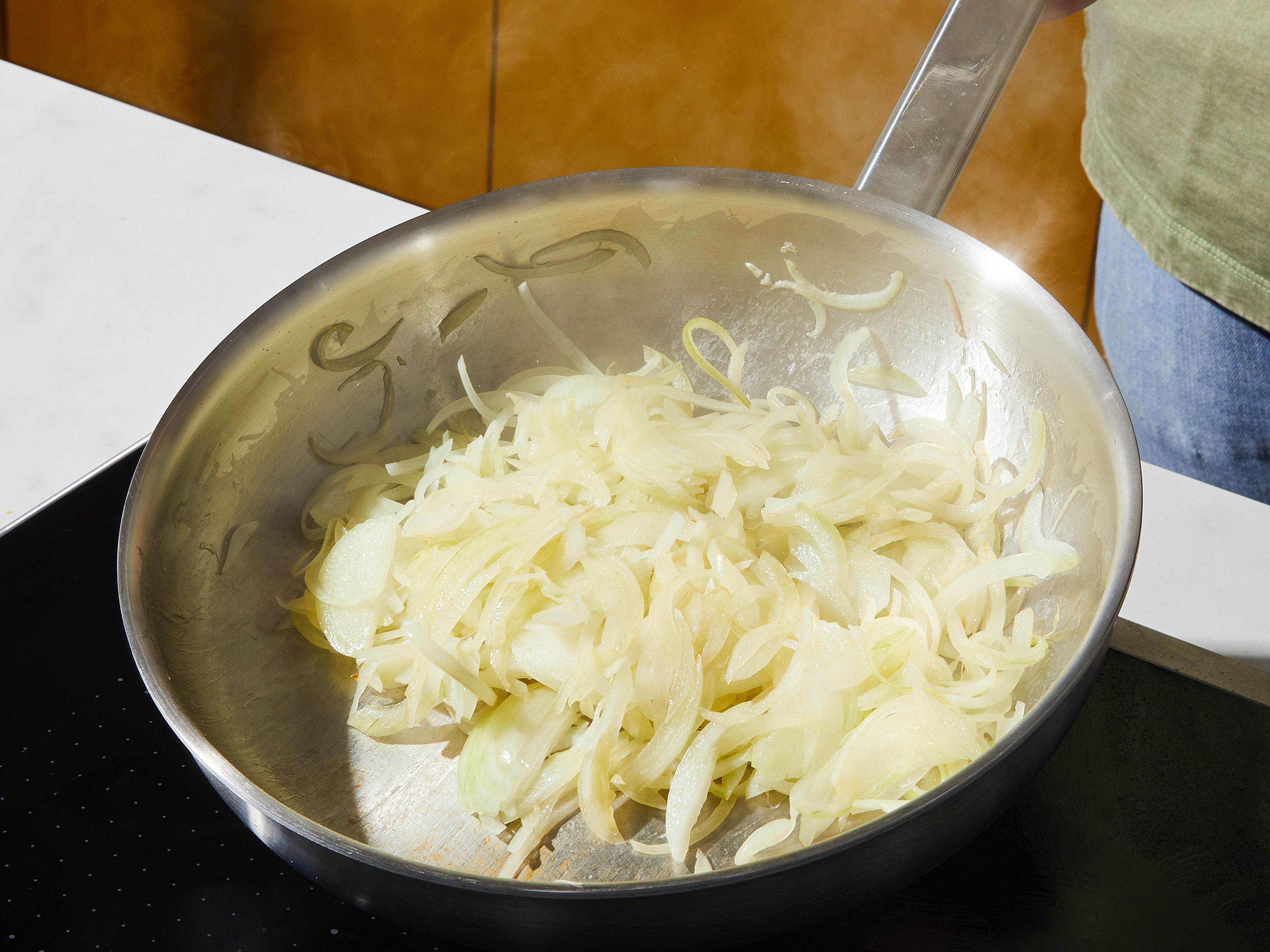 Für die karamellisierten Zwiebeln, zuerst die Zwiebeln in Scheiben schneiden. Butter in einer Pfanne bei mittlerer Hitze erhitzen. Sobald diese geschmolzen ist, die Zwiebeln und eine Prise Salz hinzufügen. Unter gelegentlichem Rühren sanft anbraten, bis die Zwiebeln weich, süß und goldbraun werden, ca. 20 Min. Die Farinata mit zerbröseltem Feta und frisch gemahlenem schwarzen Pfeffer servieren. Guten Appetit!