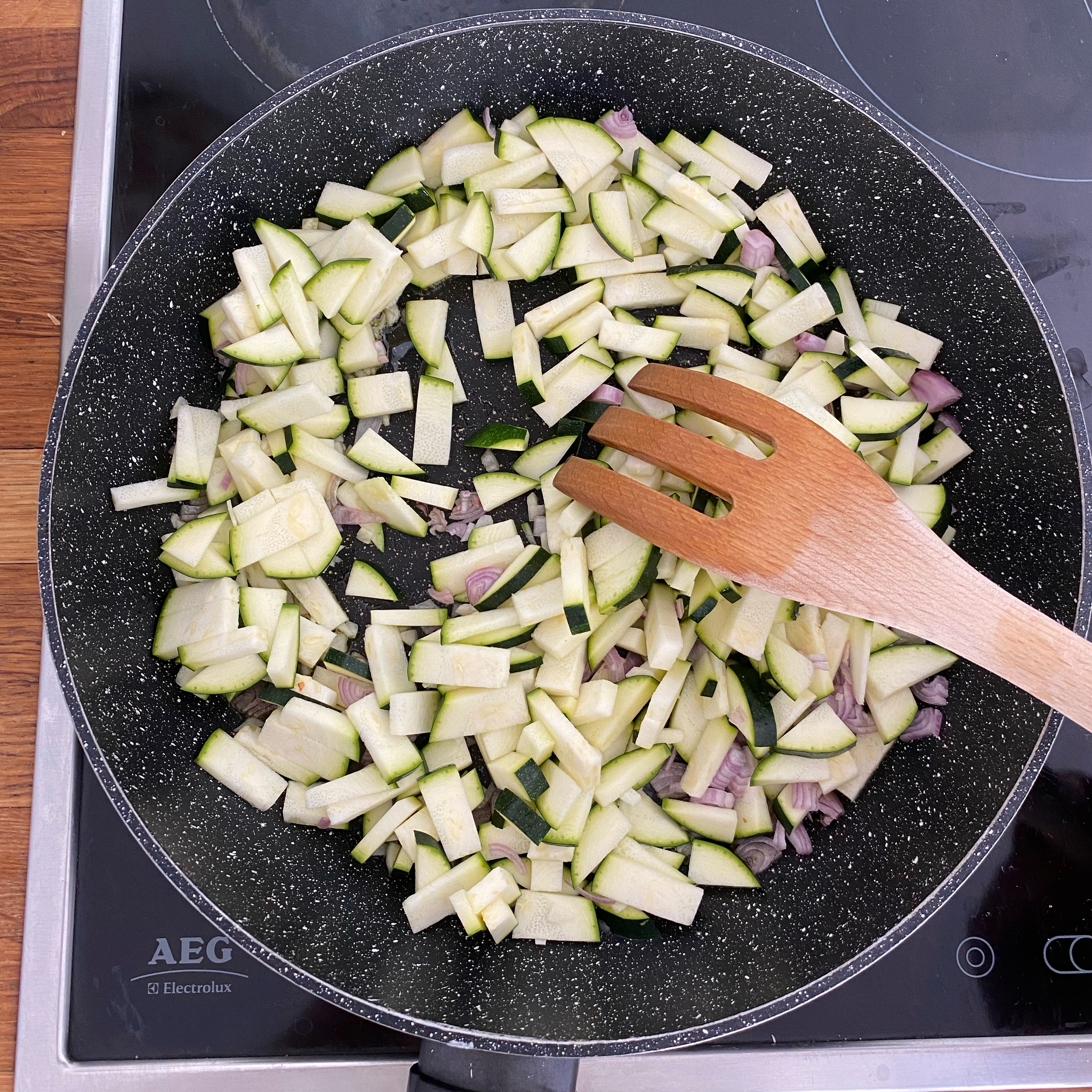 Wasser in einen Topf geben, ordentlich salzen und dann die (schnellkochenden) Dinkel Nudeln hineingeben. Pfanne mit etwas Öl erhitzen. Das Gemüse scharf anbraten und gelegentlich umrühren.