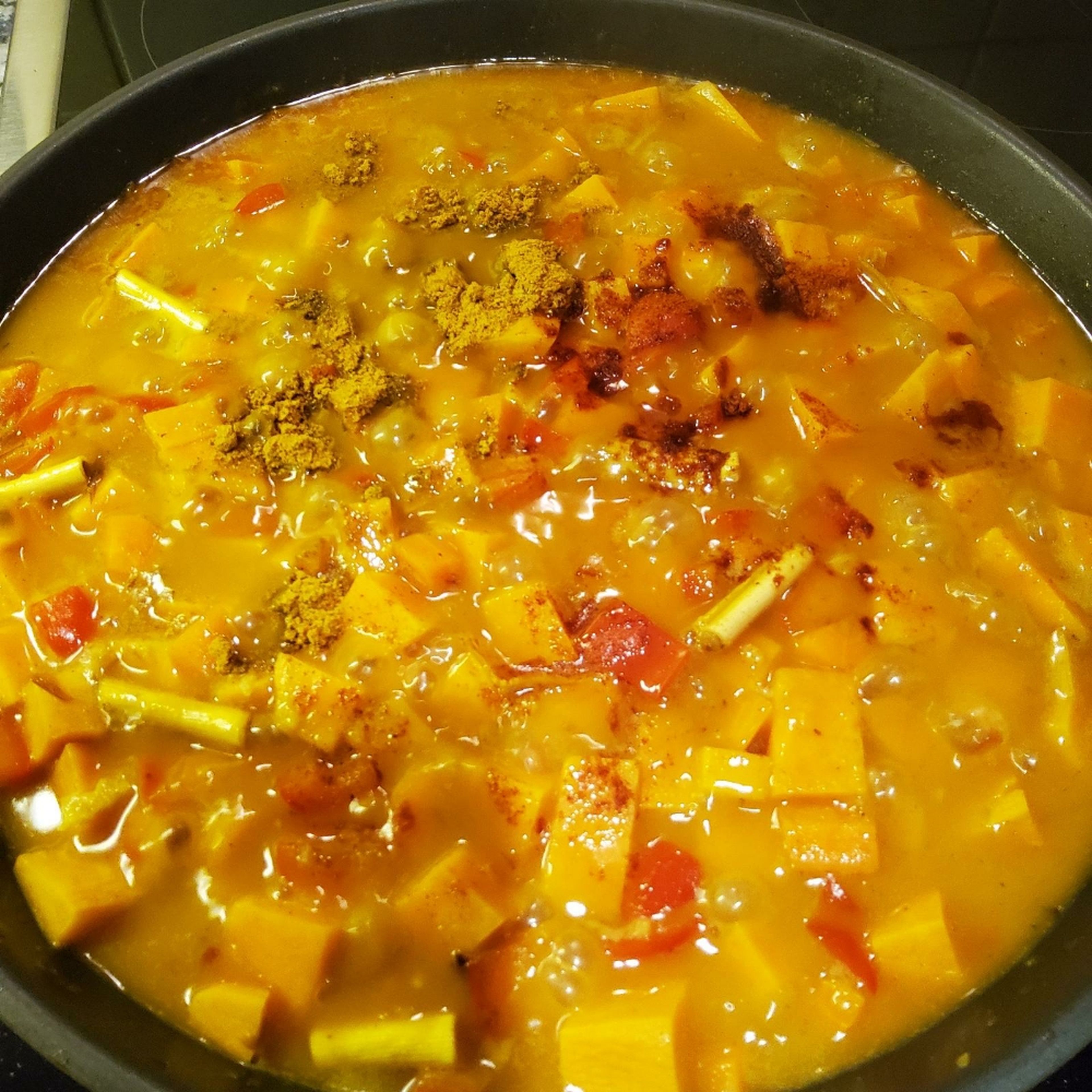 Mit Currypulver, Kurkuma, Cayennepfeffer, Paprikapulver, Honig, Salz und Pfeffer abschmecken.