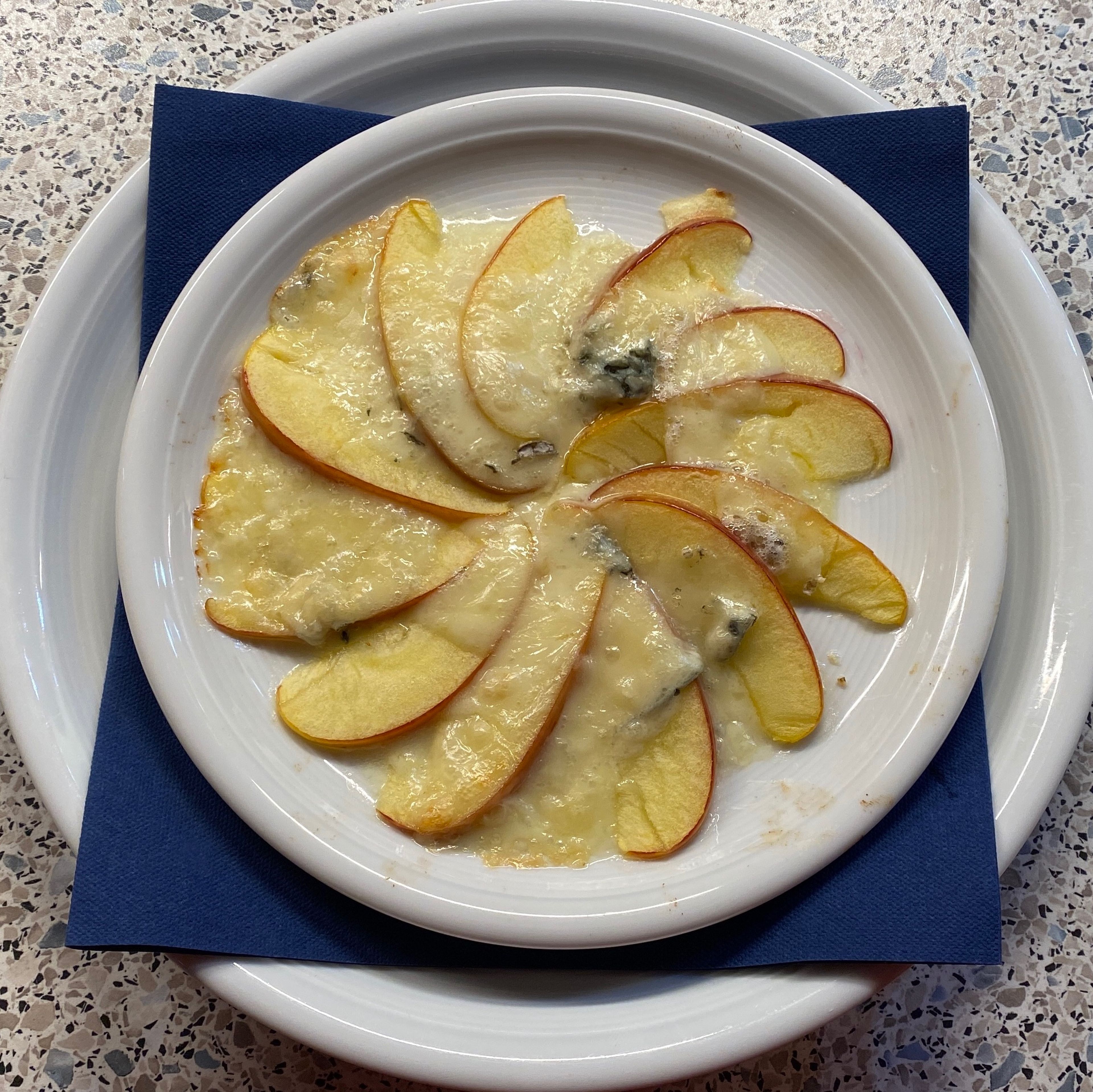 Im Backofen bei 180 Grad überbacken bis der Käse verlaufen ist.