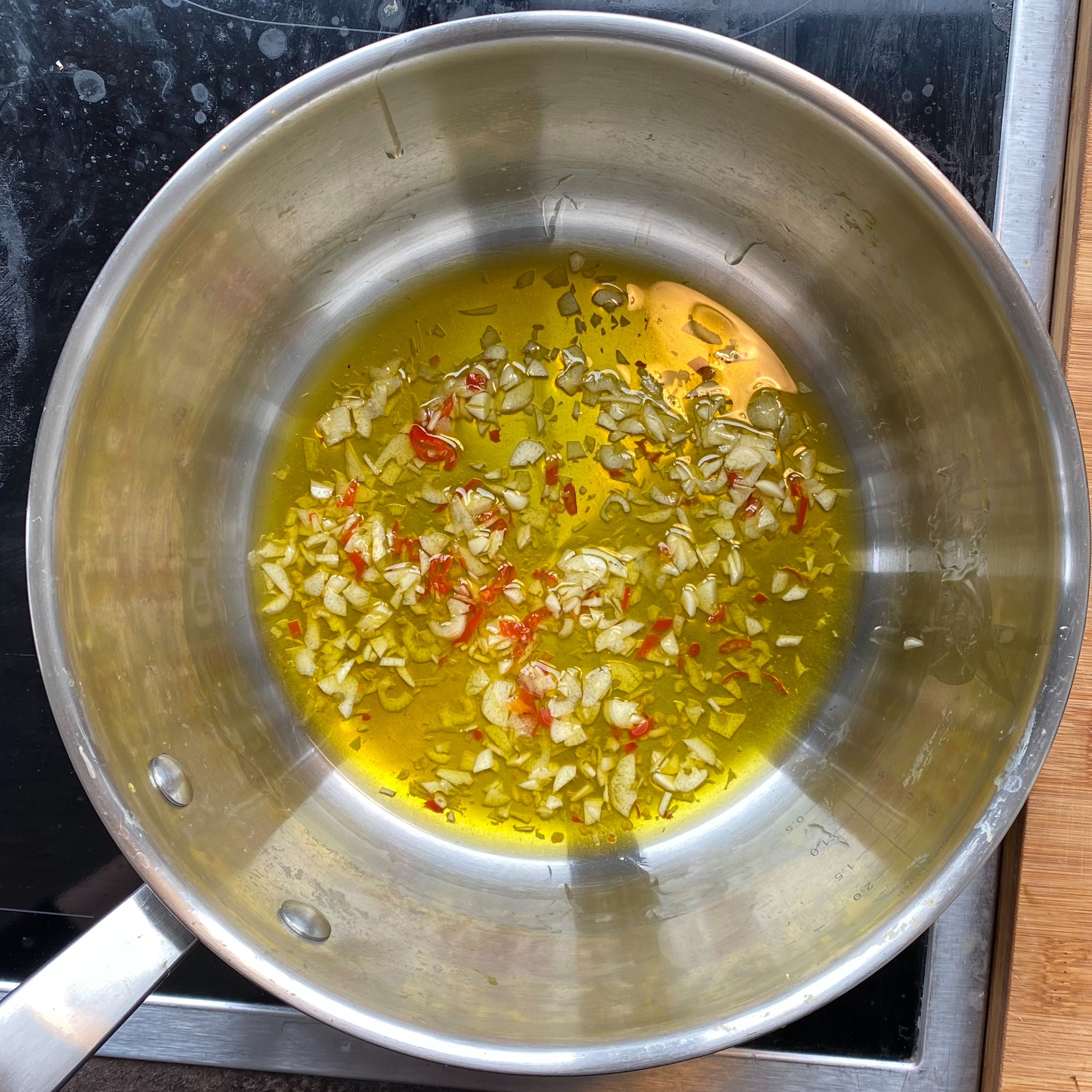 Put the olive oil, garlic and chili in a large pan and let the mixture soak for a couple of minutes.
I recommend at least 5 minutes. The longer it soakes the more taste you get:)