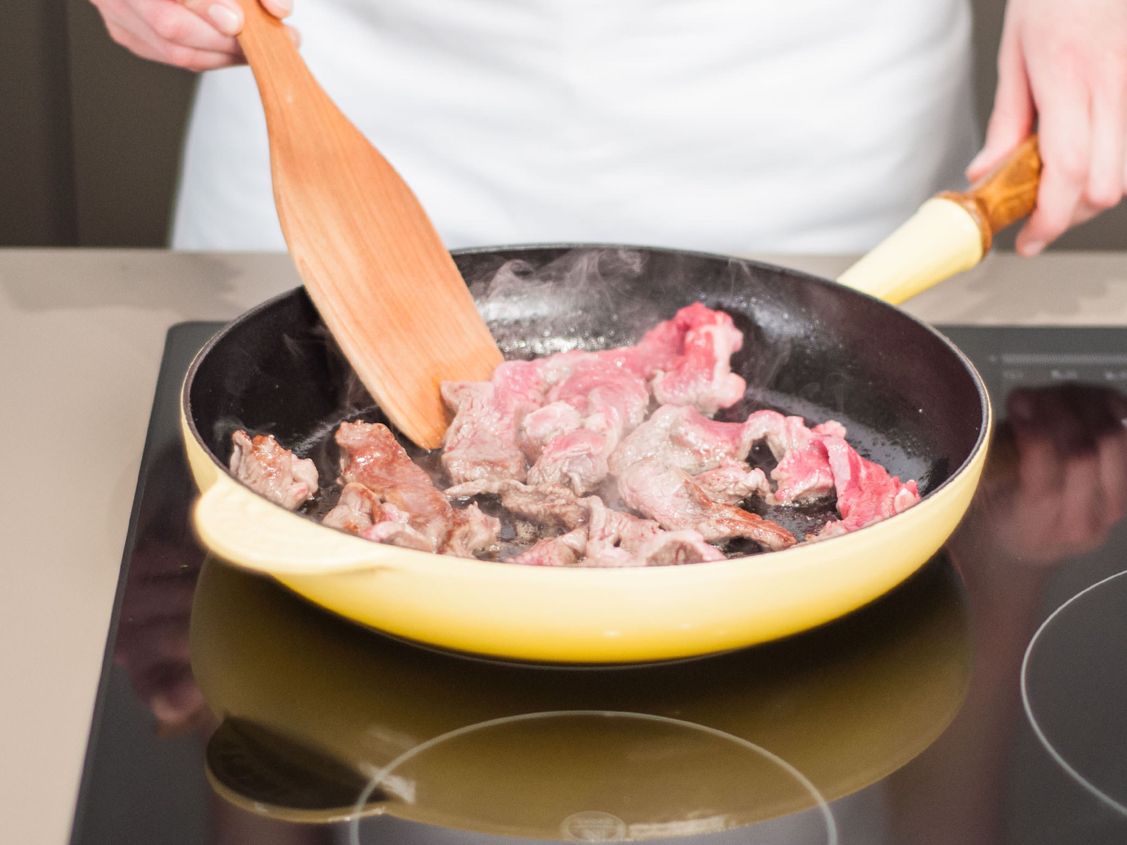 Rindfleisch bei mittlerer bis hoher Hitze für ca. 5 - 7 Min. in einer Pfanne anbraten bis es braun ist.