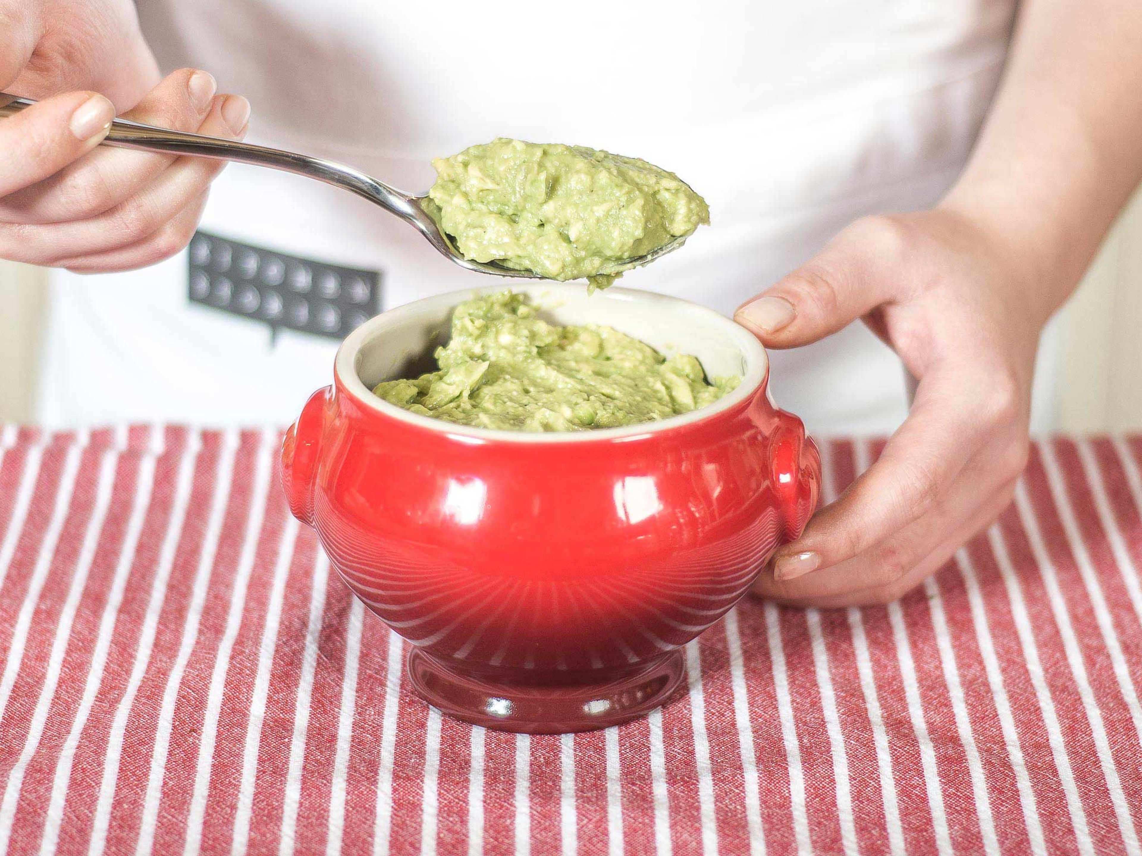 Next, fill the tumblers with the avocado crème.