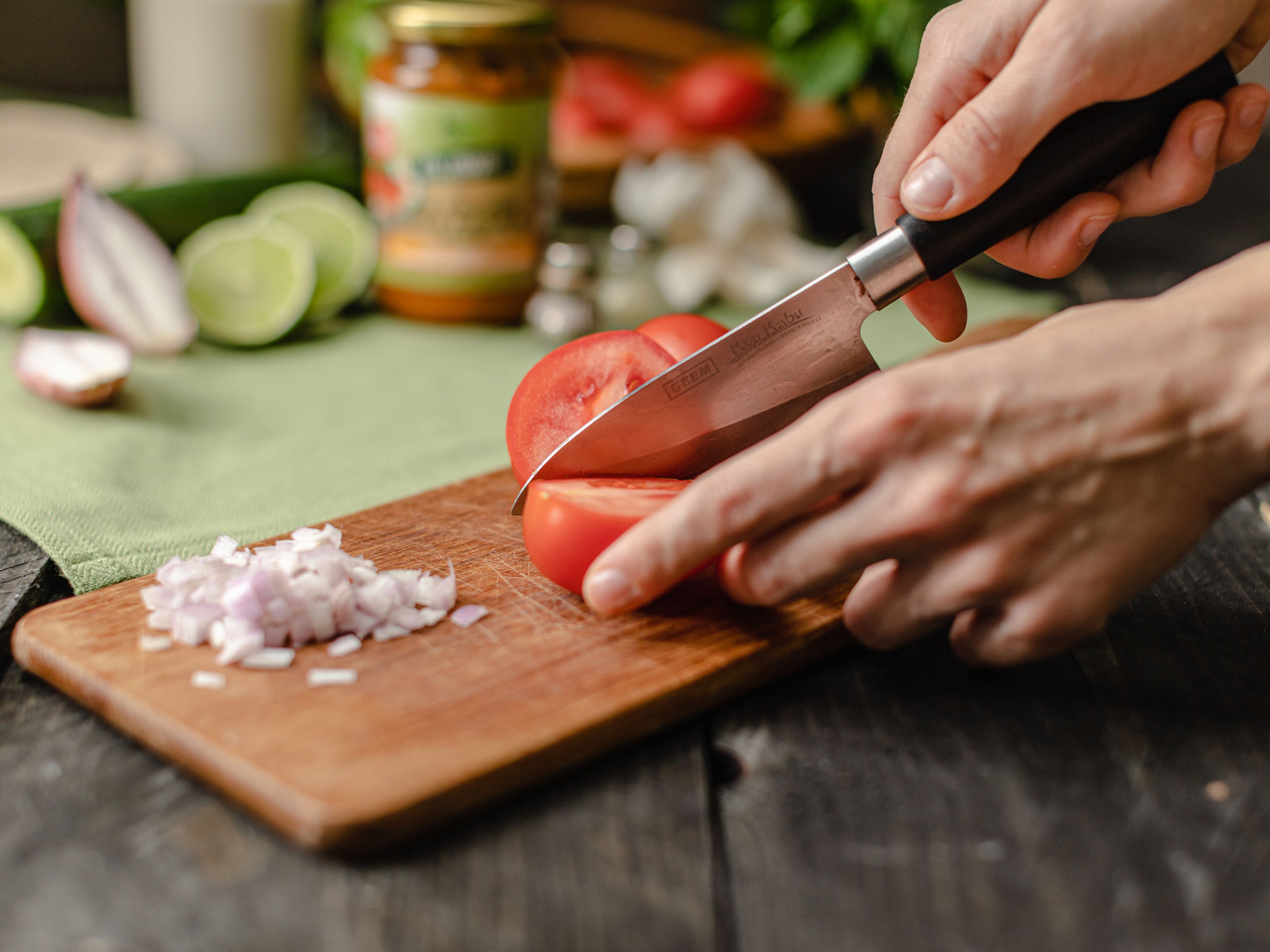 Gurke, Tomate, Zwiebel und Salat in grobe Stücke schneiden. Optional auch den (veganen) Feta würfeln oder zerkrümeln.
