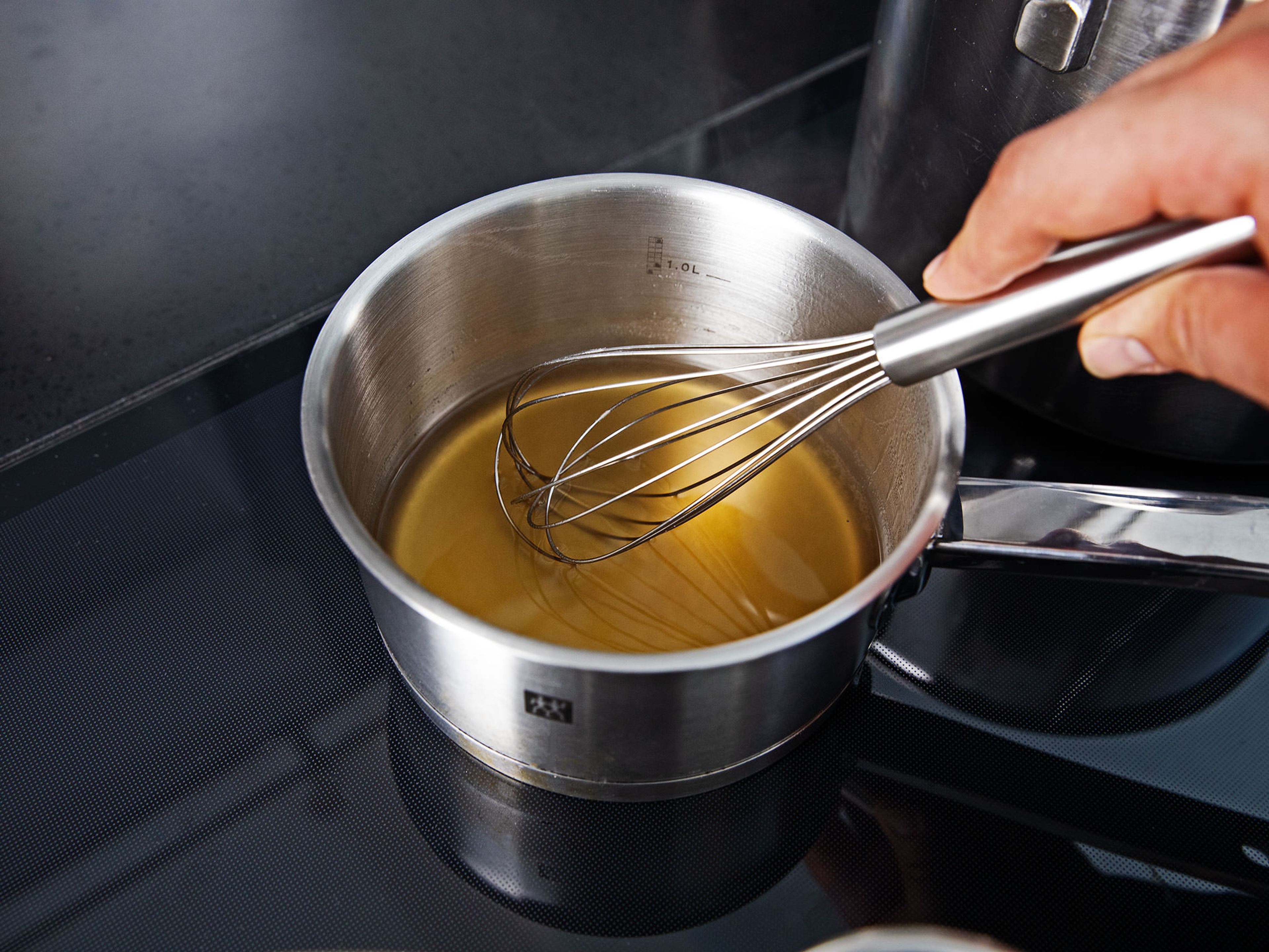 Dashi, Wasser und Agar Agar in einem kleinen Topf zum Kochen bringen. Rühren, bis die Mischung eindickt und anschließend kalt stellen, bis die Masse fest wird. Das Dashi-Gel in einen Mixer geben und glatt pürieren. Wenn gewünscht, das Gel zum Servieren in einen Spritzbeutel mit einer kleinen, runden Tülle füllen und bis zum Servieren in den Kühlschrank legen.