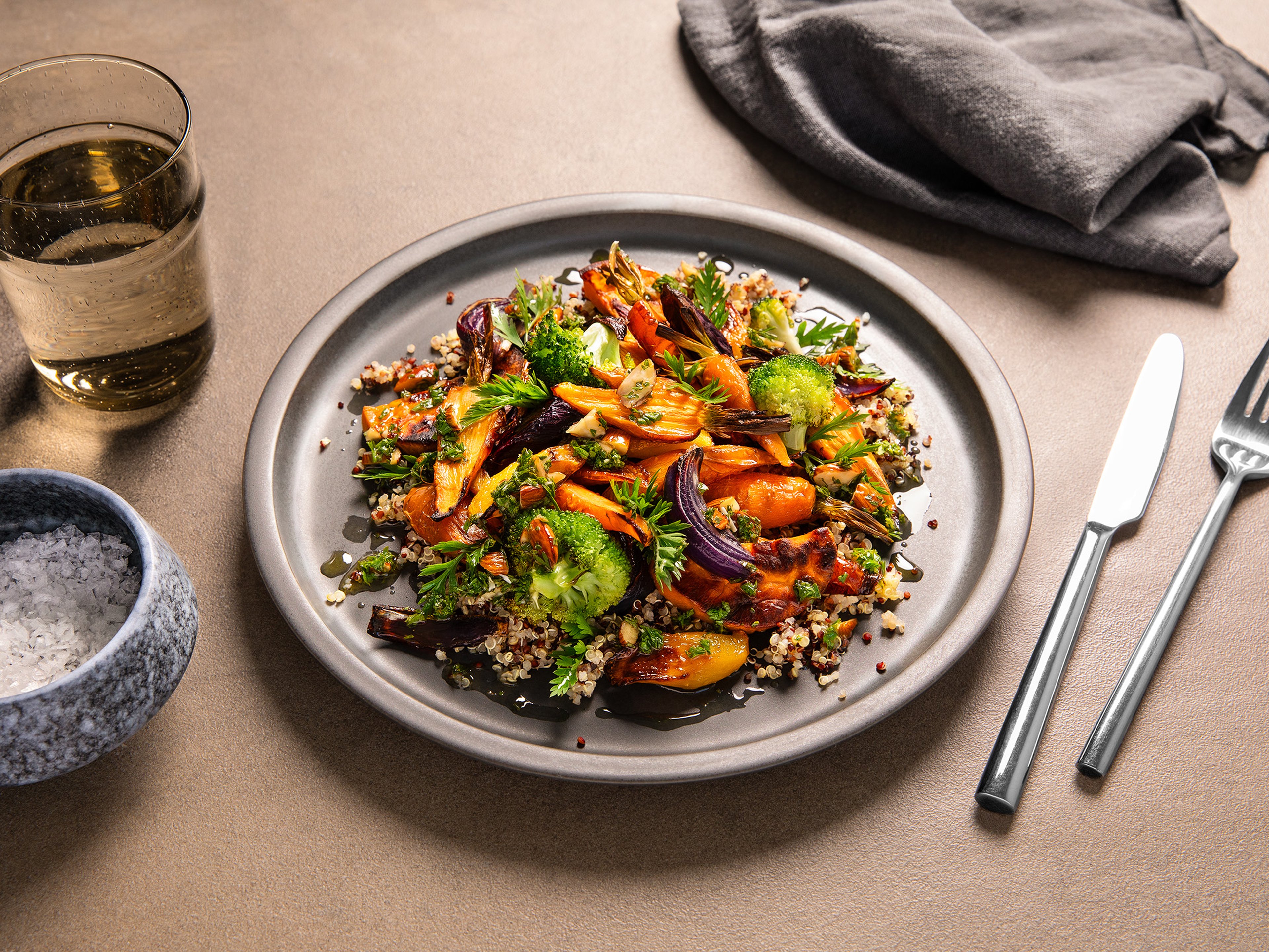 Quinoa-Bowl mit buntem Ofengemüse