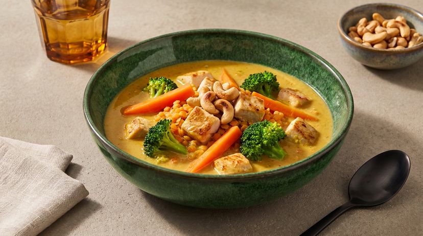 Cremiges Brokkoli-Linsen-Curry mit Hähnchen