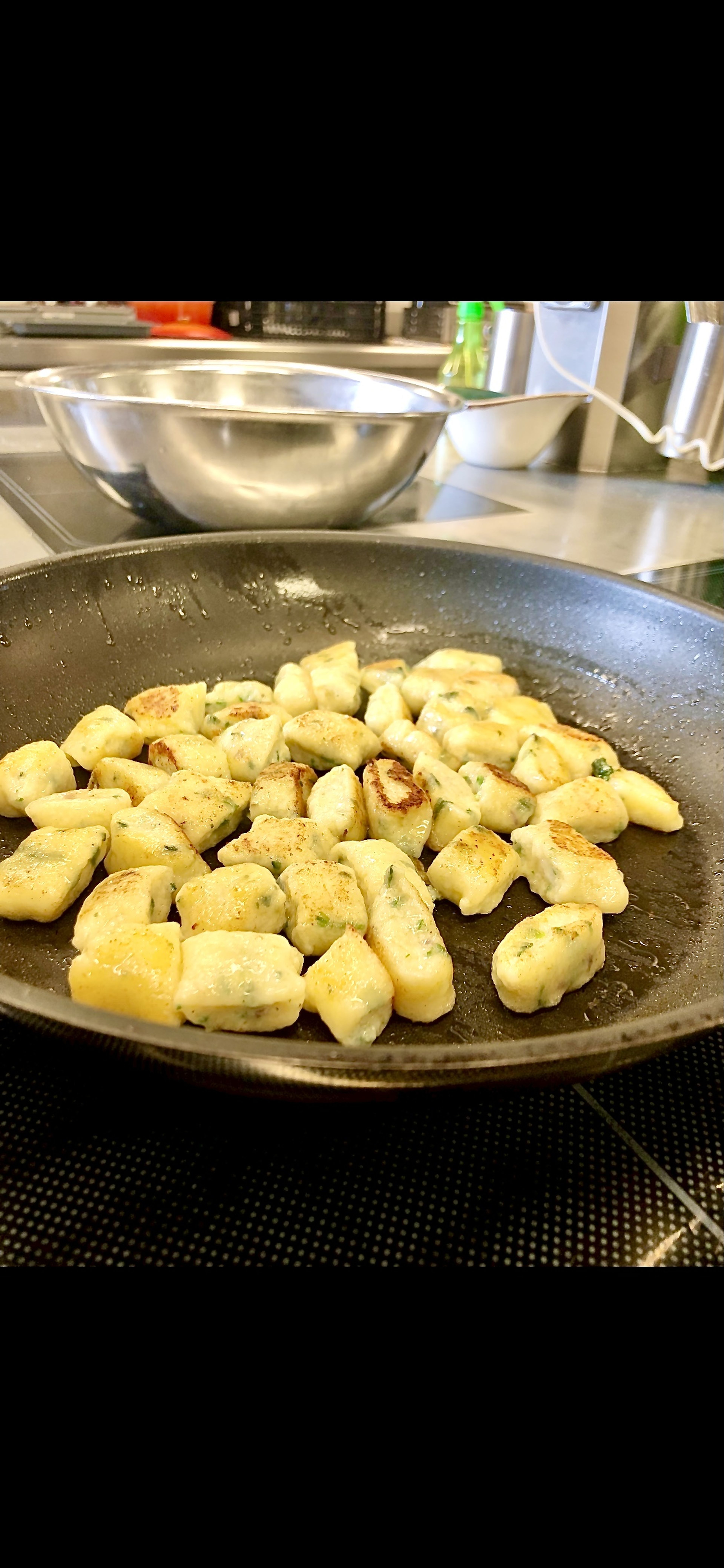 Die gekochten Gnocchi aus dem Wasser nehmen und in einer beschichteten Pfanne mit etwas Butter anbraten bis sie goldbraun sind.