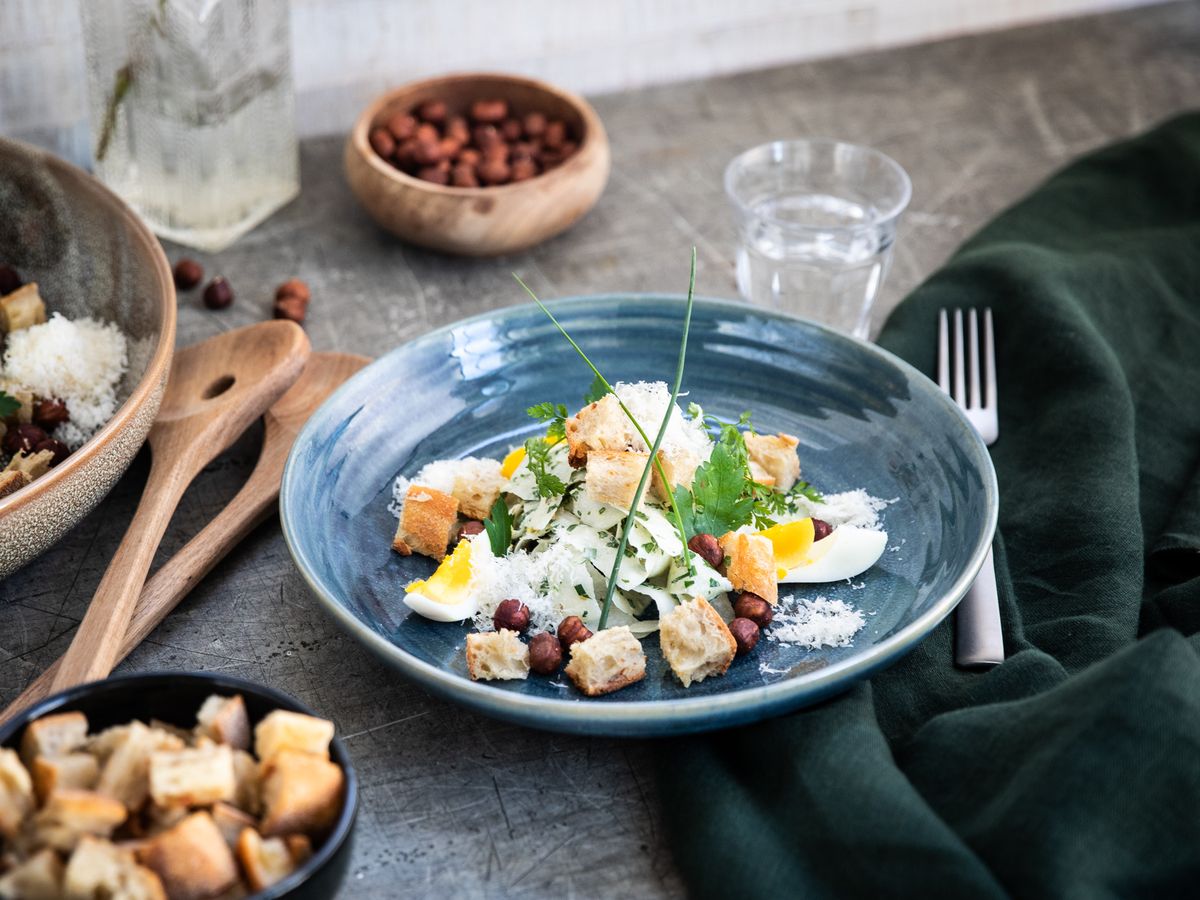 Kohlrabi salad with crème fraîche dressing and croutons | Recipe | Kitchen Stories