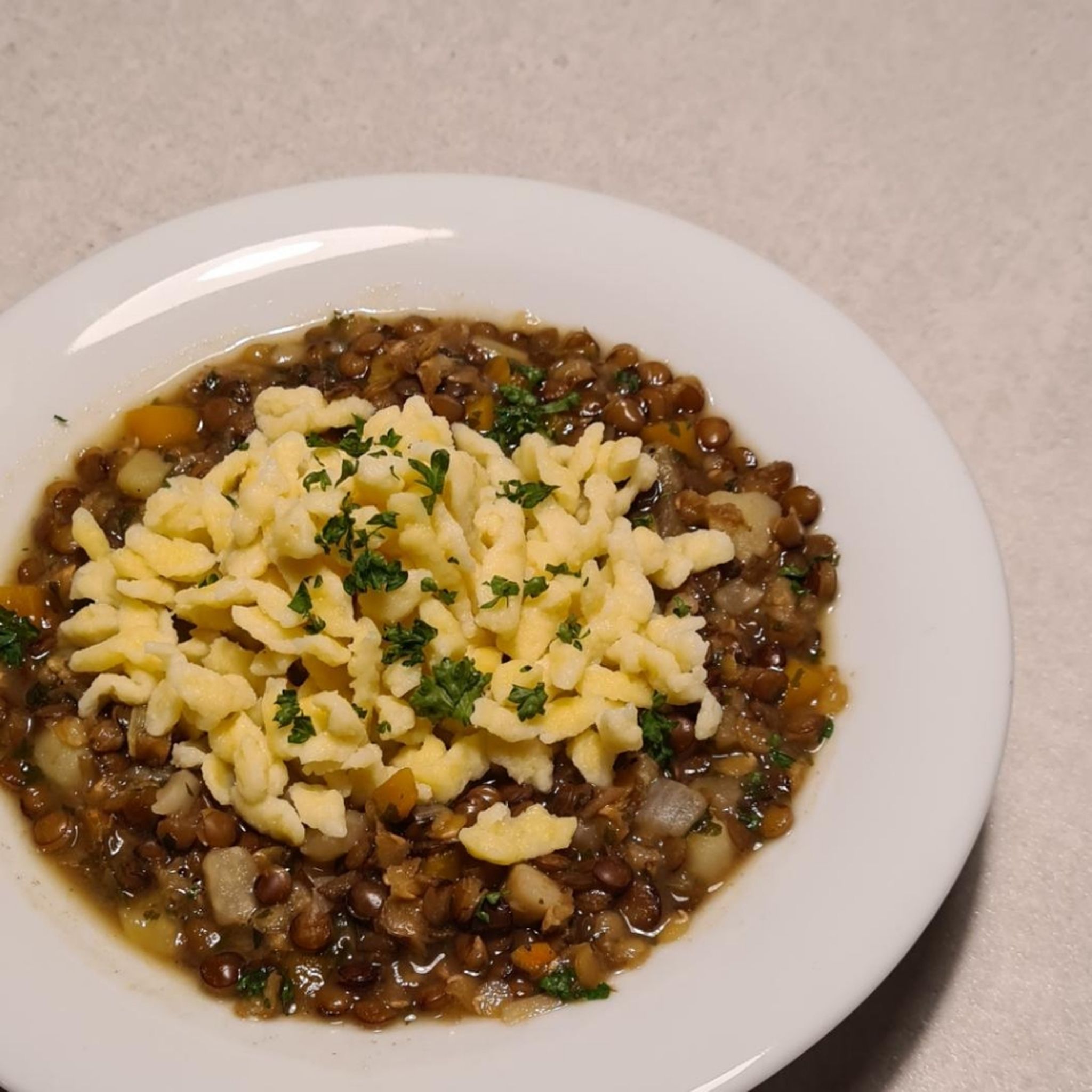 Vegetarischer Linseneintopf mit Spätzle