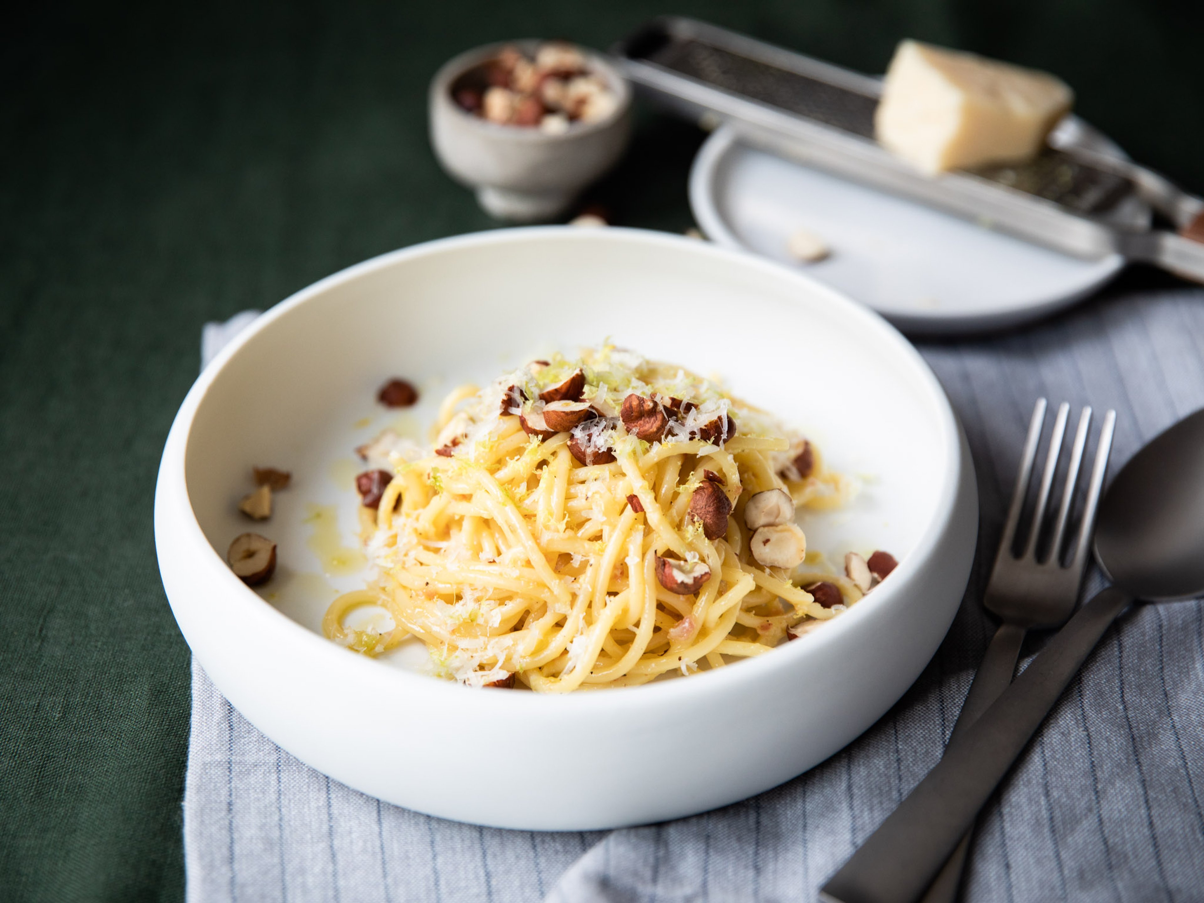 Spaghetti mit Zitronen-Carbonara und Haselnüssen