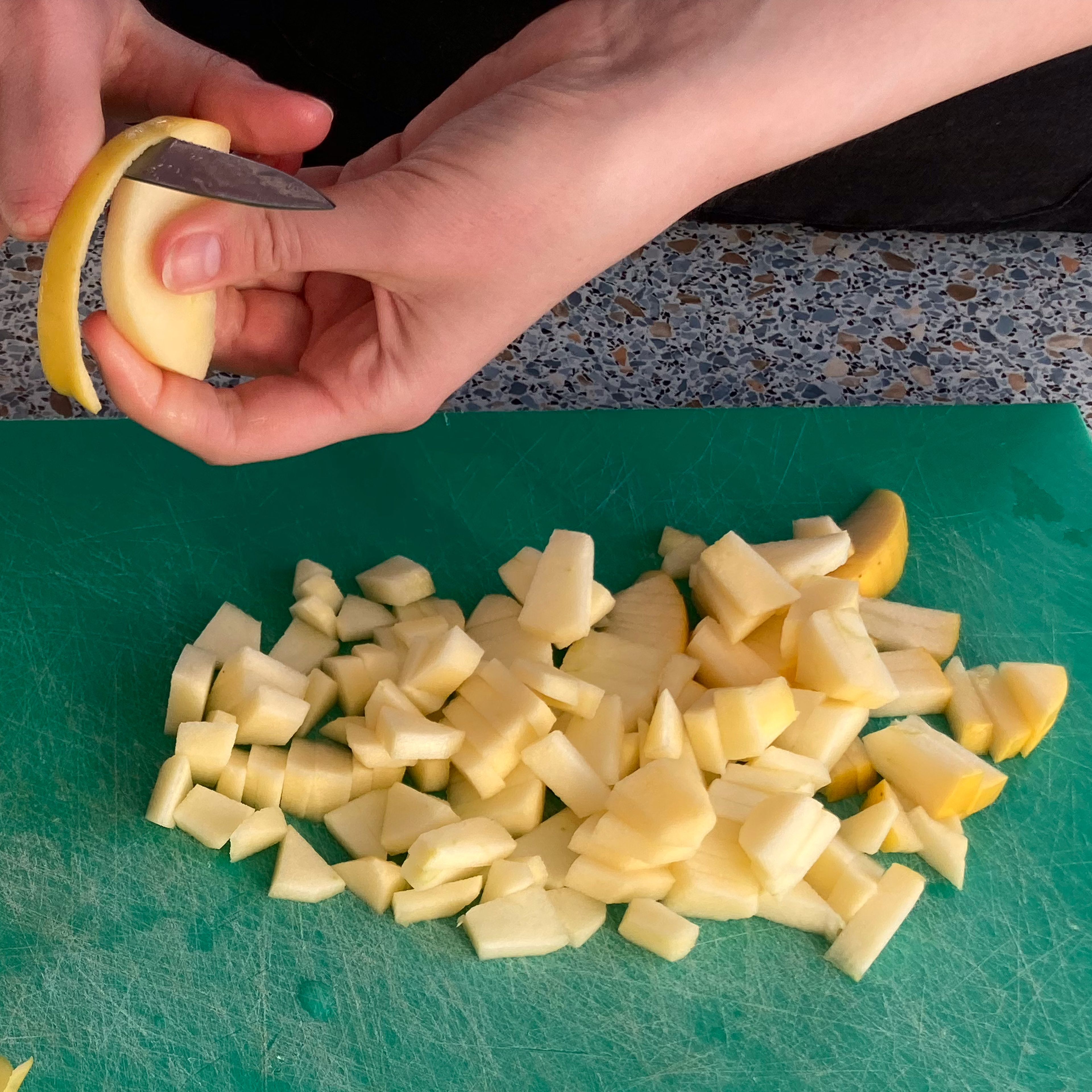 Äpfel schälen und in Würfel schneiden.