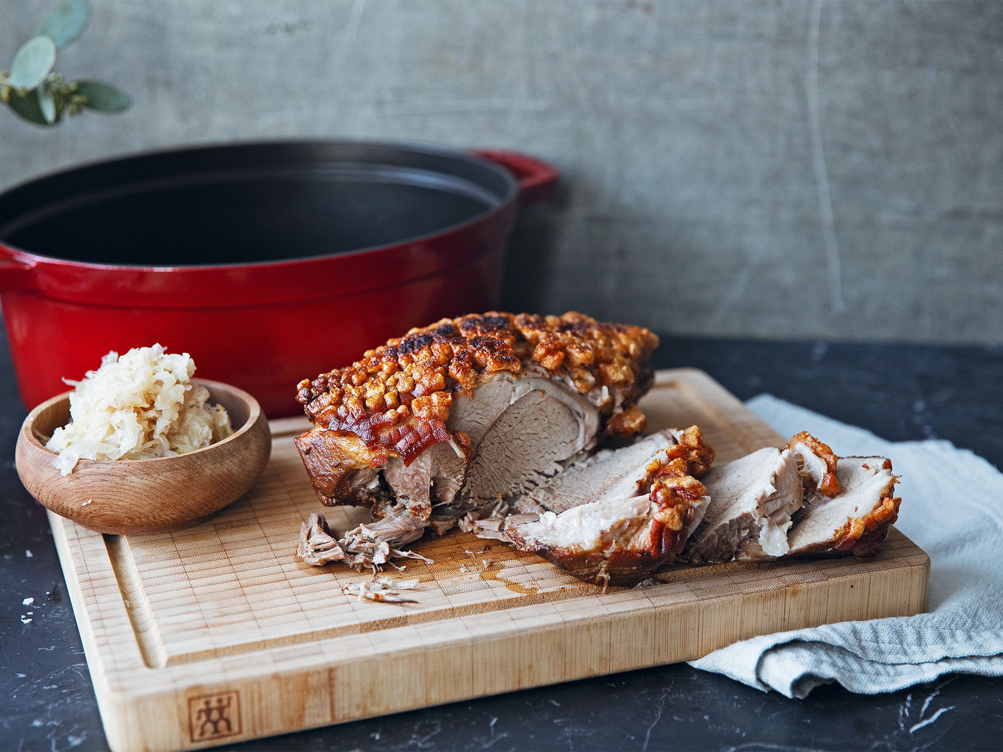 Bayrischer Krustenbraten mit Dunkelbiersoße