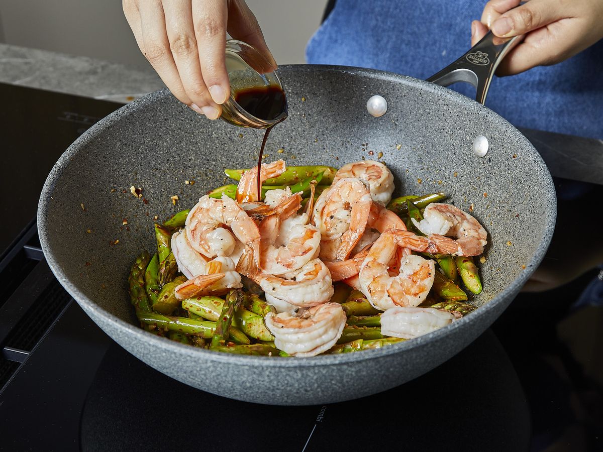 Einfaches Garnelen-Stir-Fry mit grünem Spargel | Rezept | Kitchen Stories